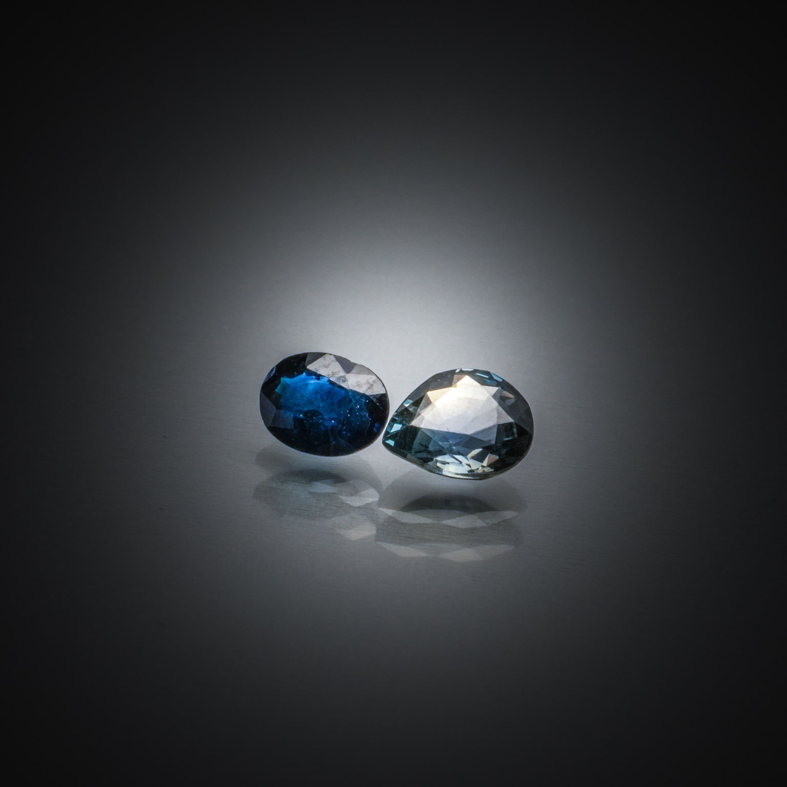 Opale noire ovale cabochon sur papier. - Lazuli
