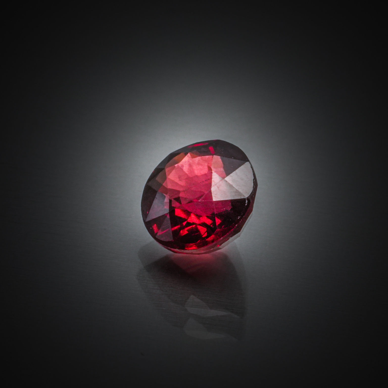 Grenat rhodolite ovale sur papier. - Lazuli