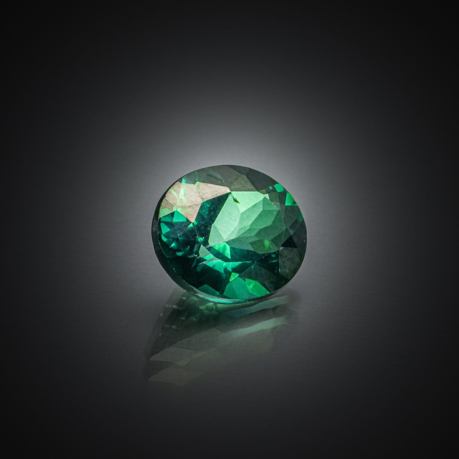 Topaze verte ovale sur papier. - Lazuli