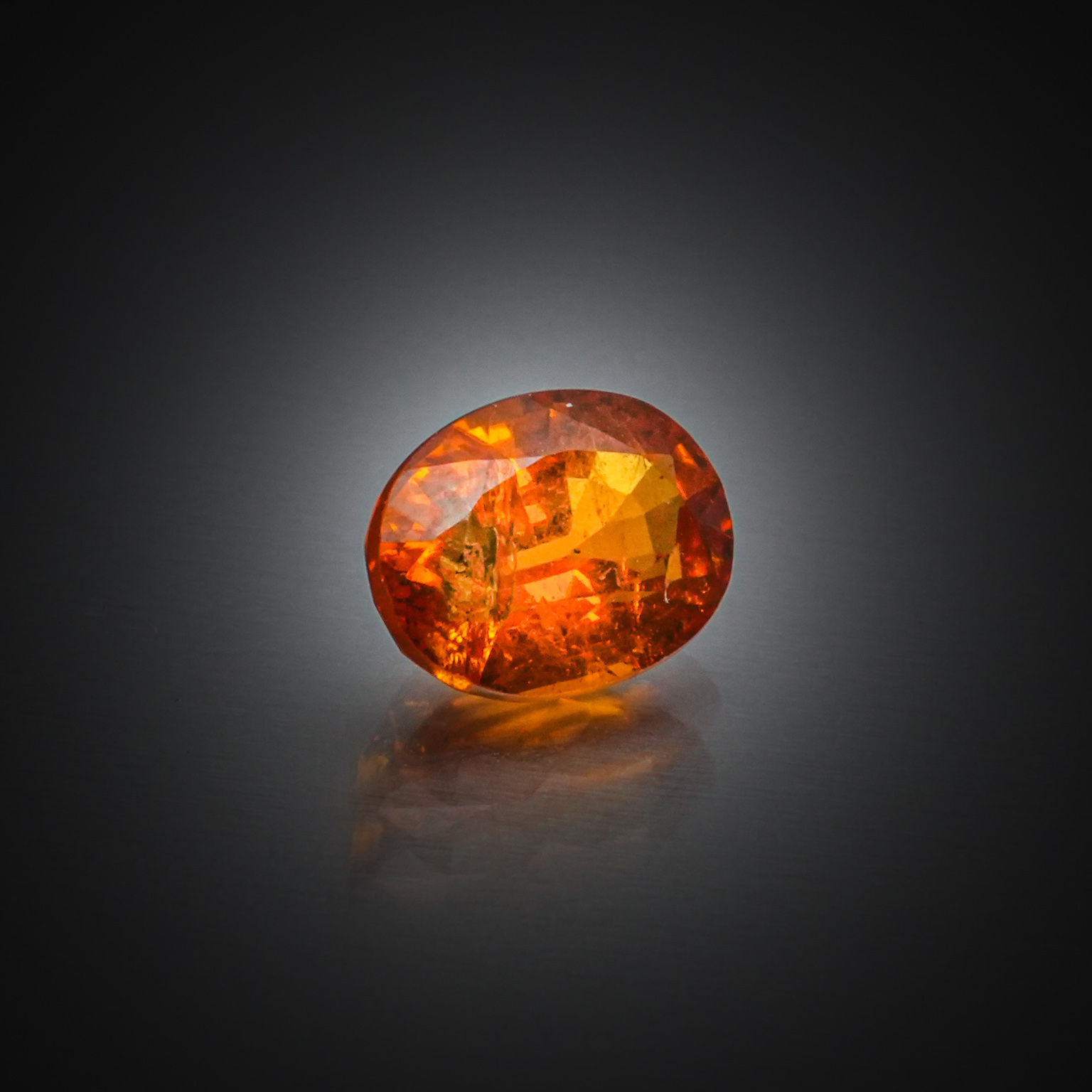 Grenat spessartite ovale sur papier. - Lazuli
