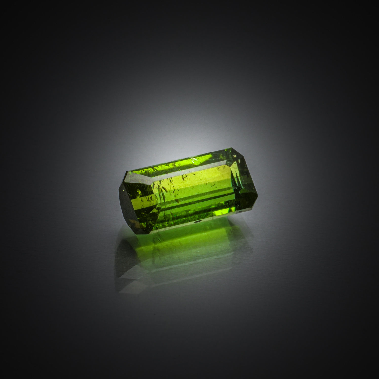 Tourmaline verte octogonale sur papier. - Lazuli