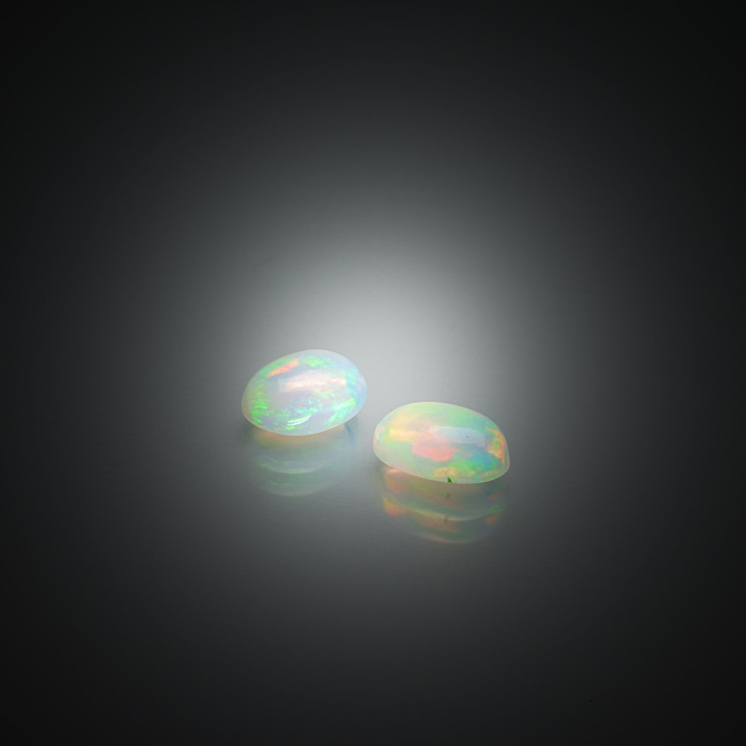 Appairage d&rsquo;opales ovales cabochons sur papier. - Lazuli