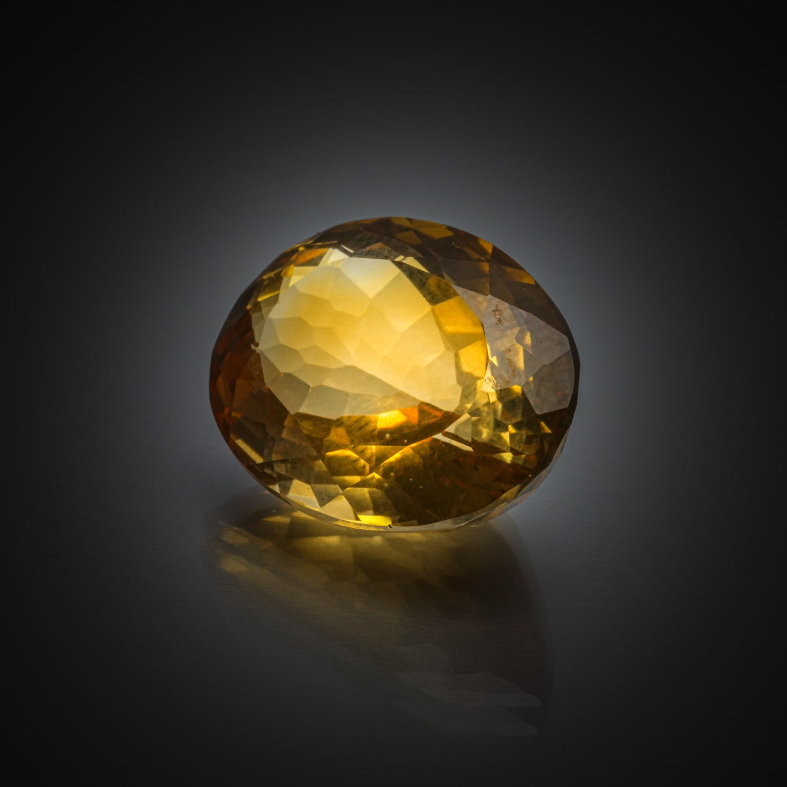 Citrine ovale sur papier. - Lazuli