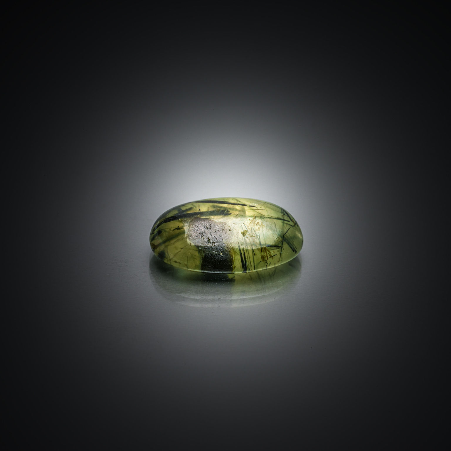 Prehnite ovale cabochon sur papier. - Lazuli