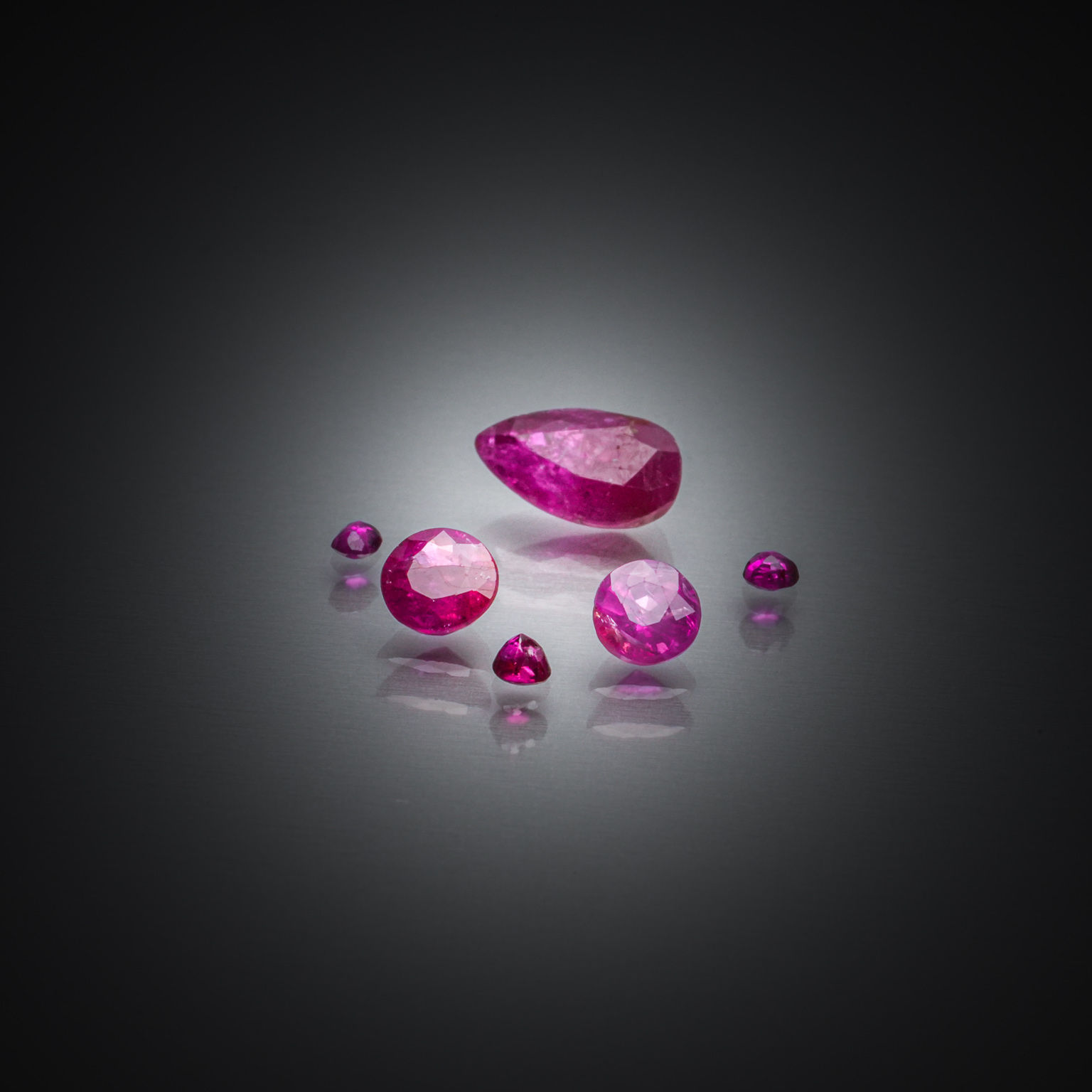Lot de six rubis ronds et poire sur papier. - Lazuli