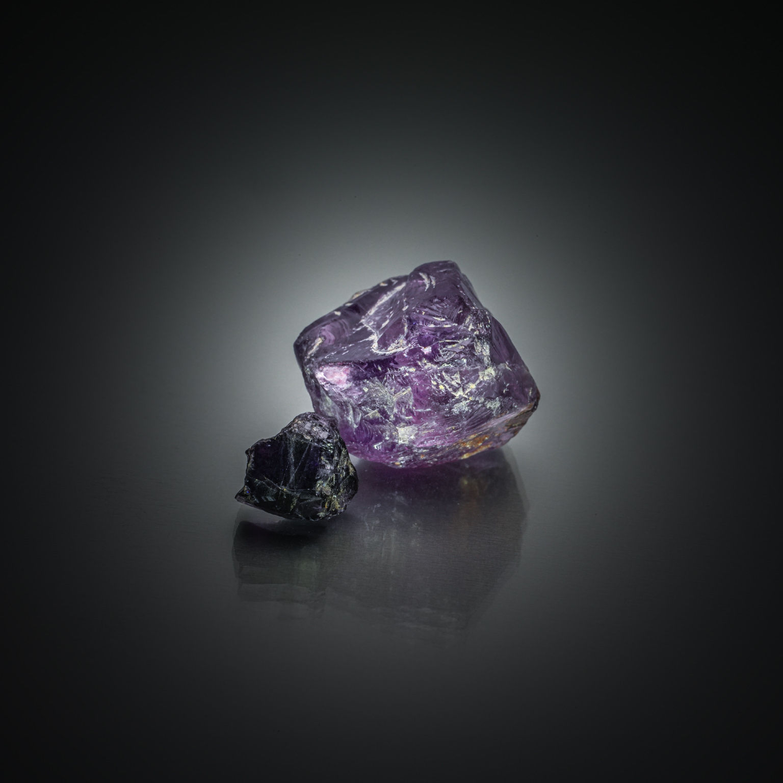 Lot de deux améthystes brutes sur papier. - Lazuli
