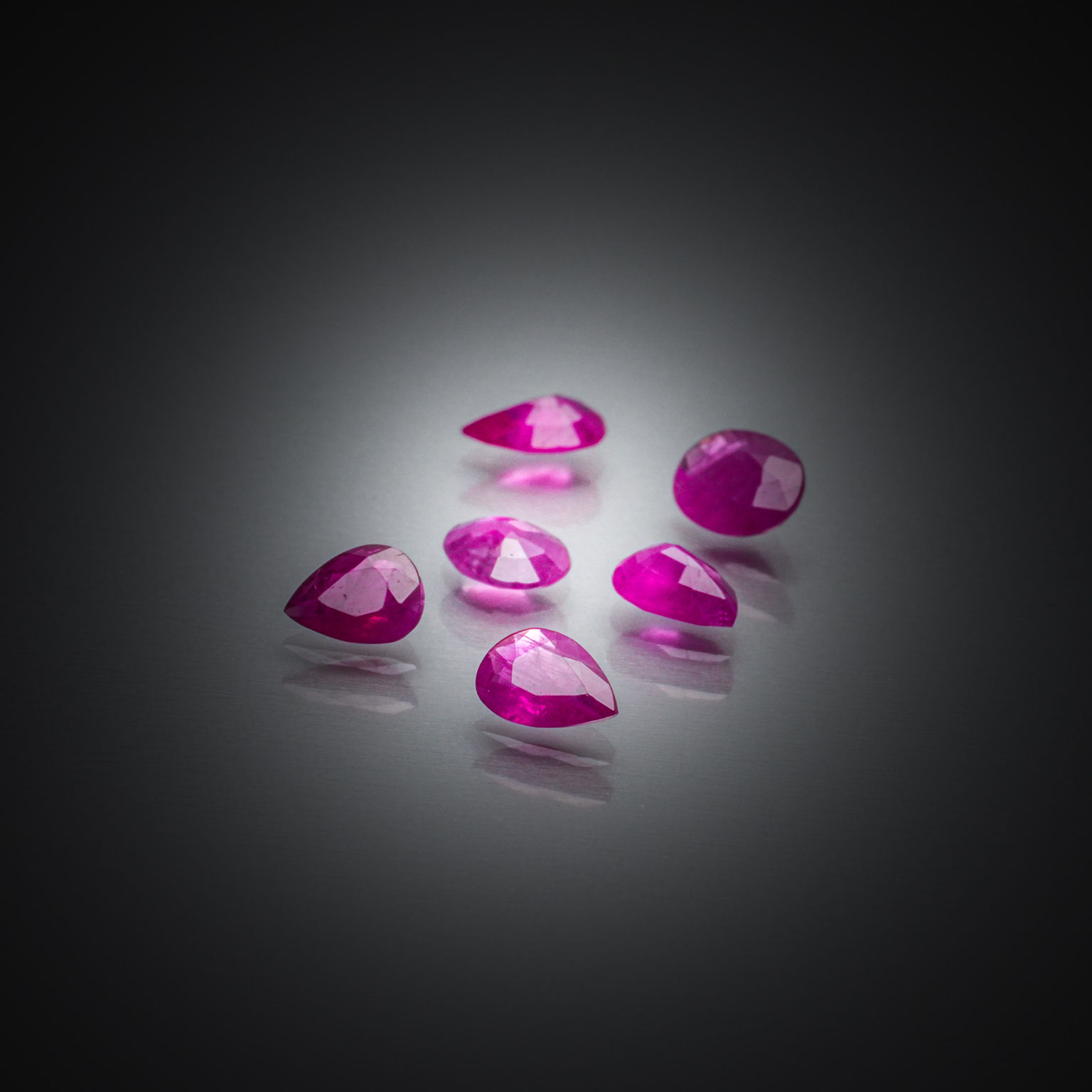 Lot de six saphirs roses sur papier. - Lazuli