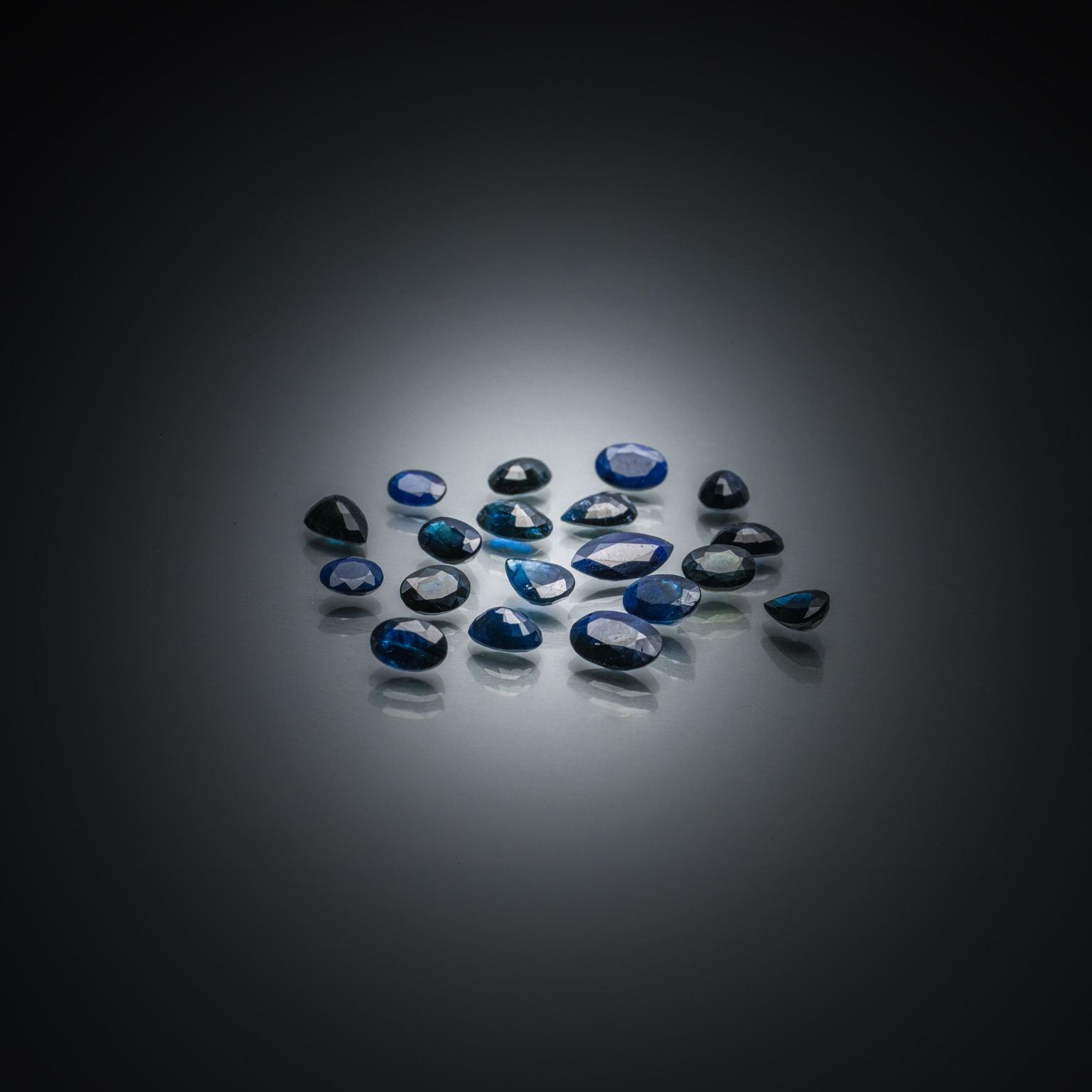 Lot de saphirs bleus/verts sur papier. - Lazuli