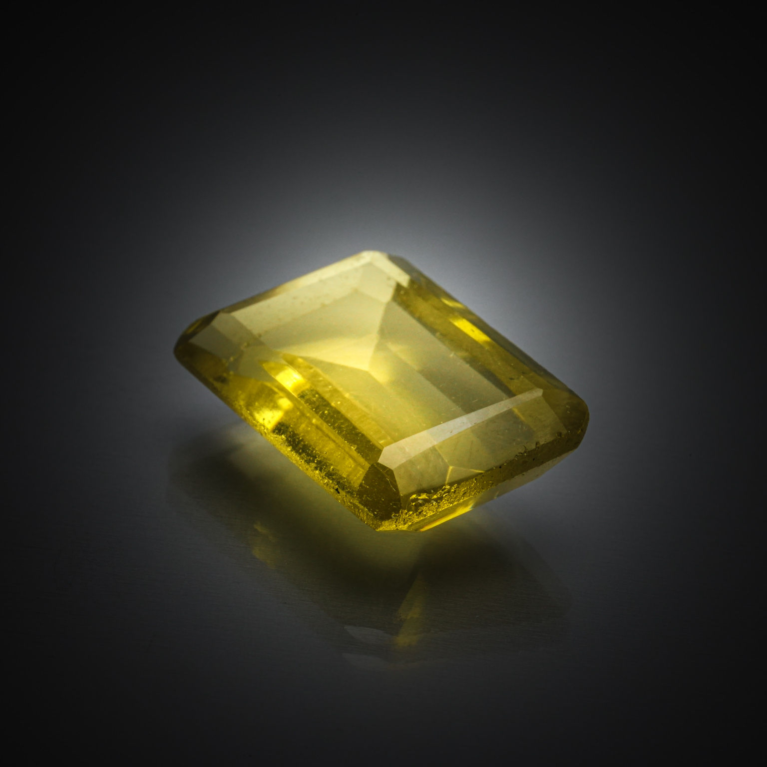 Quartz lemon octogonale sur papier. - Lazuli