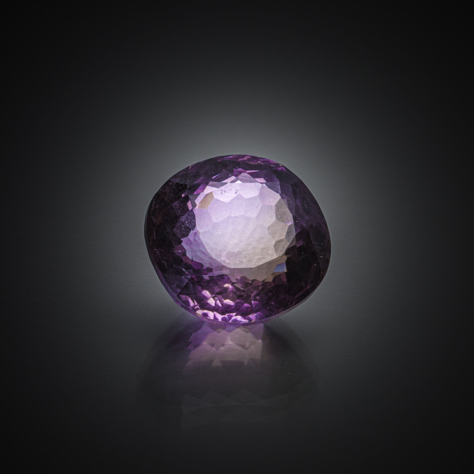 Quartz ovale cabochon sur papier. - Lazuli
