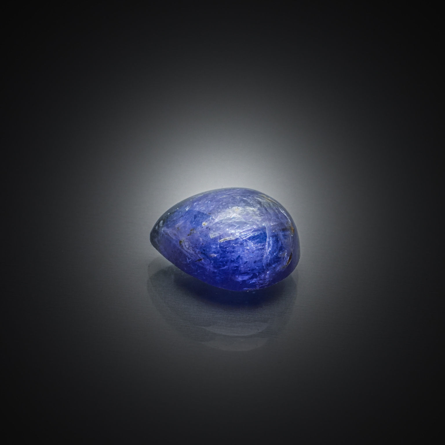 Lot de deux améthystes brutes sur papier. - Lazuli