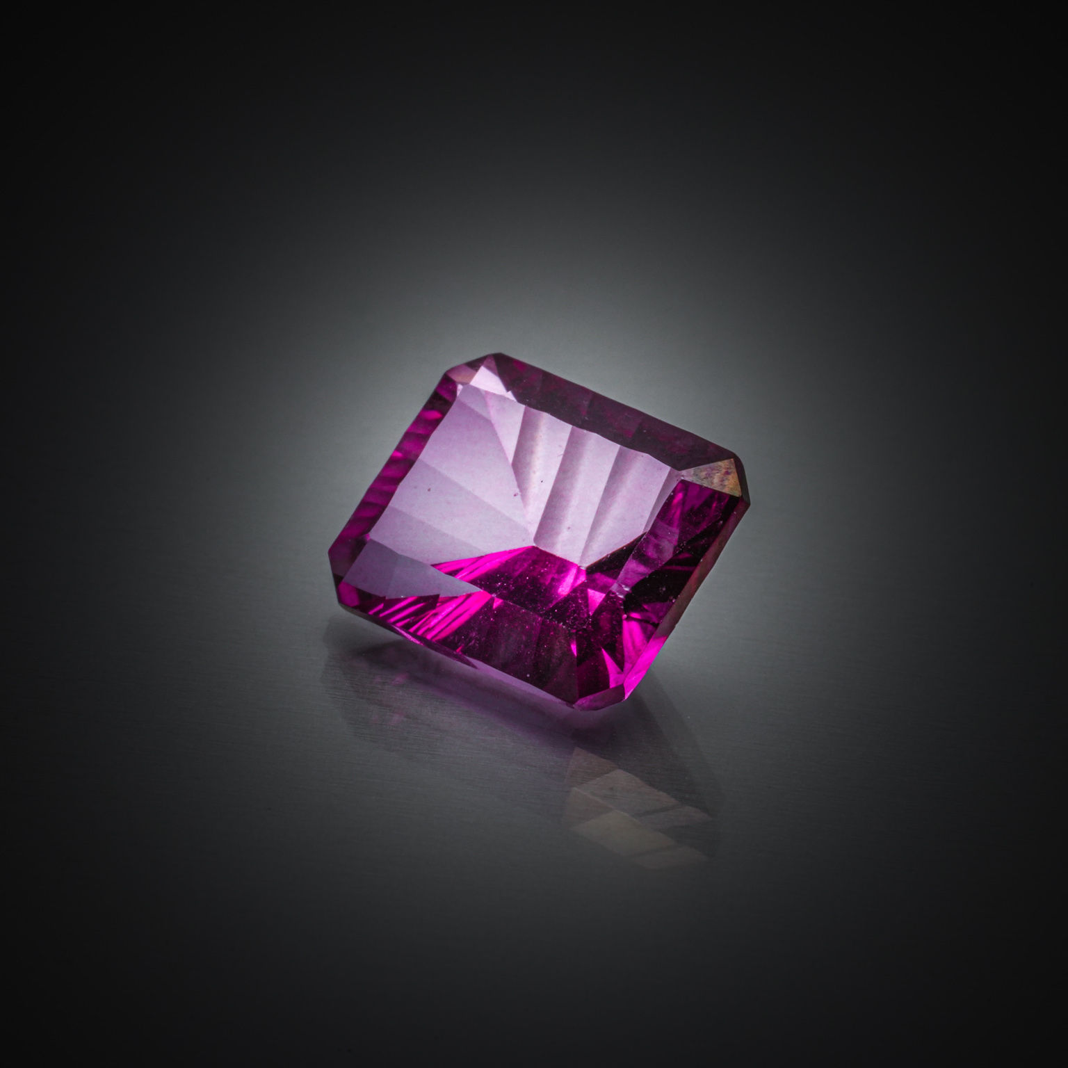 Topaze rose rectangulaire concave sur papier. - Lazuli