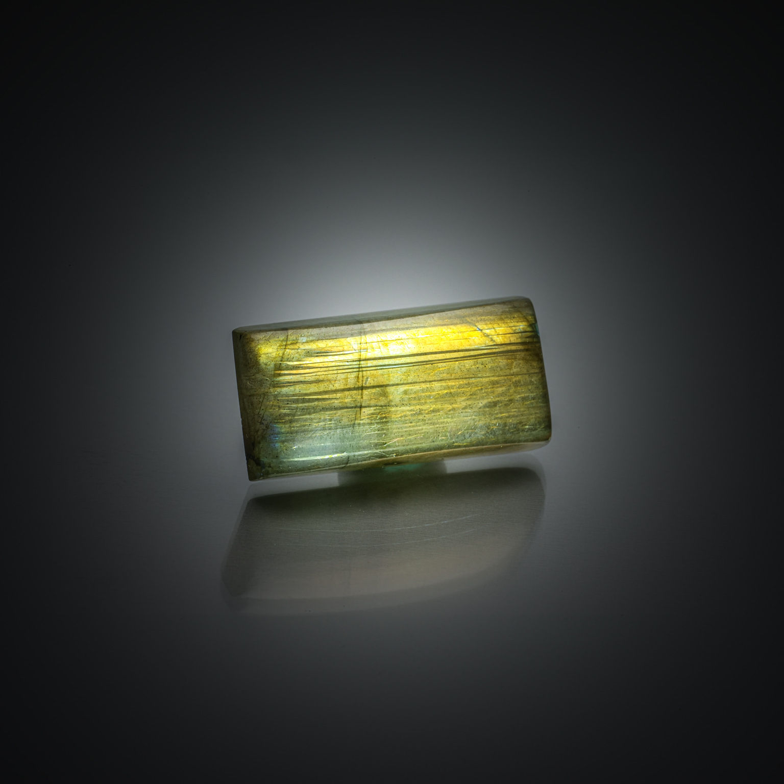 Labradorite rectangulaire cabochon sur papier. - Lazuli