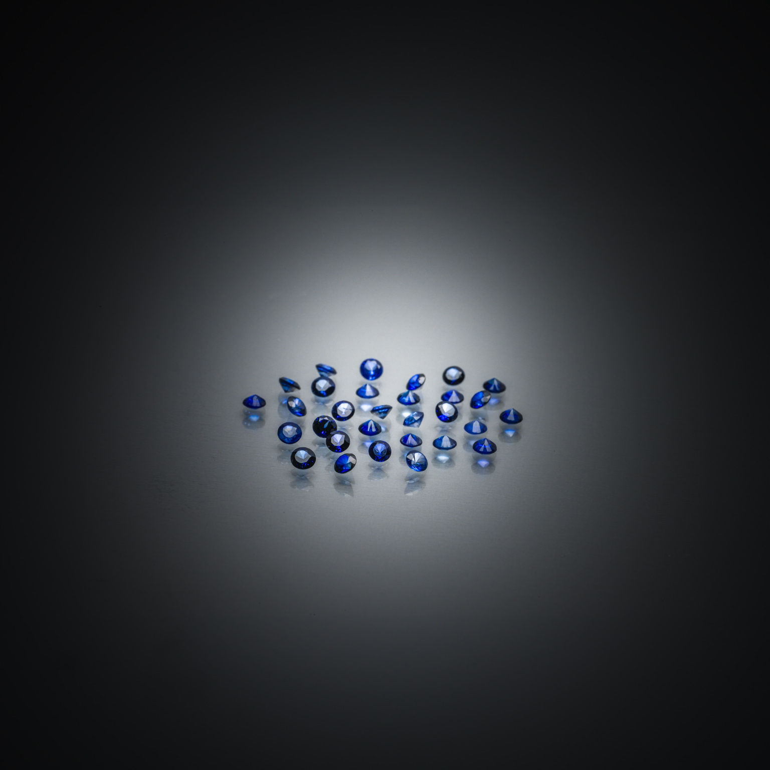 Apatite bleue ovale cabochon sur papier. - Lazuli