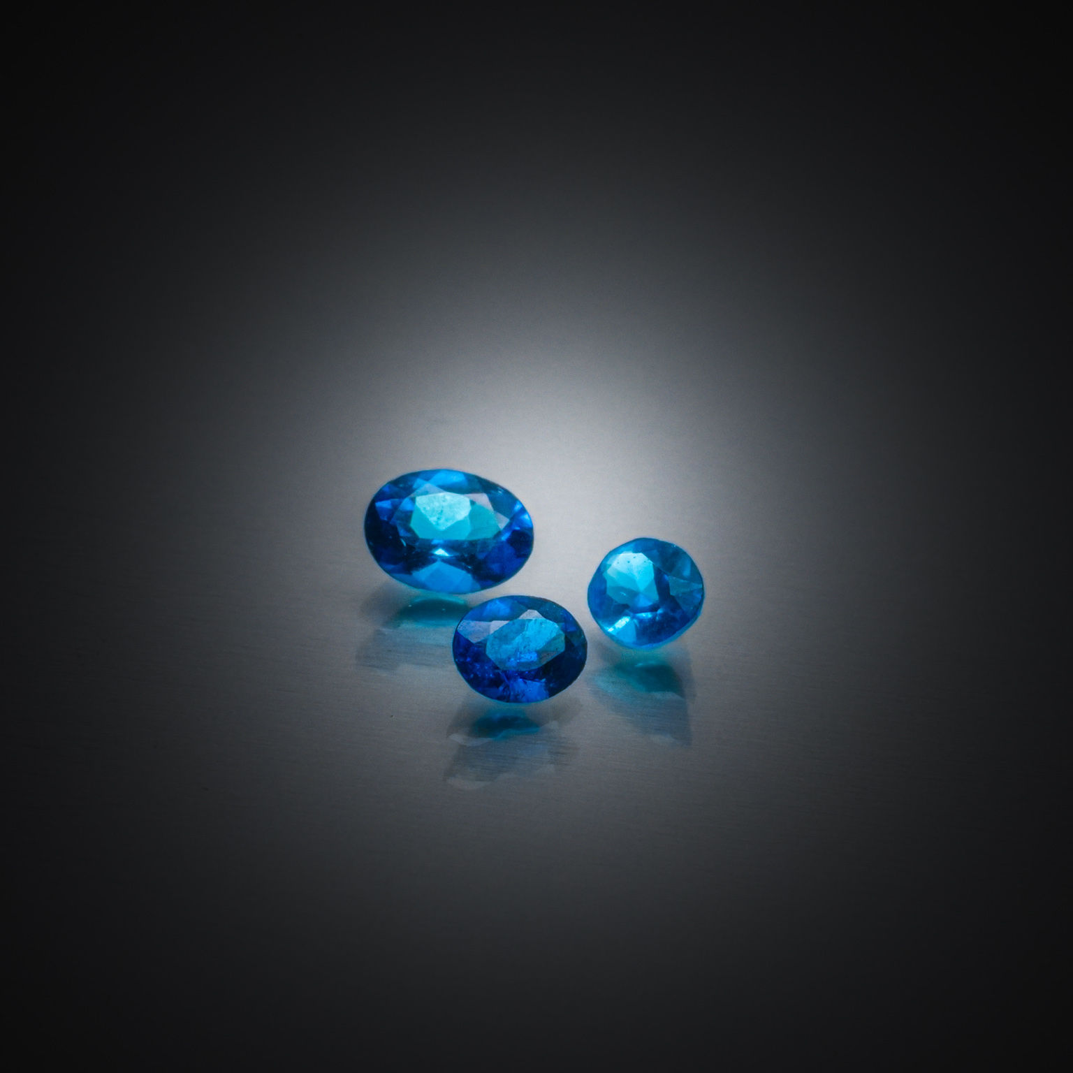 Lot de rubis bruts sur papier. - Lazuli