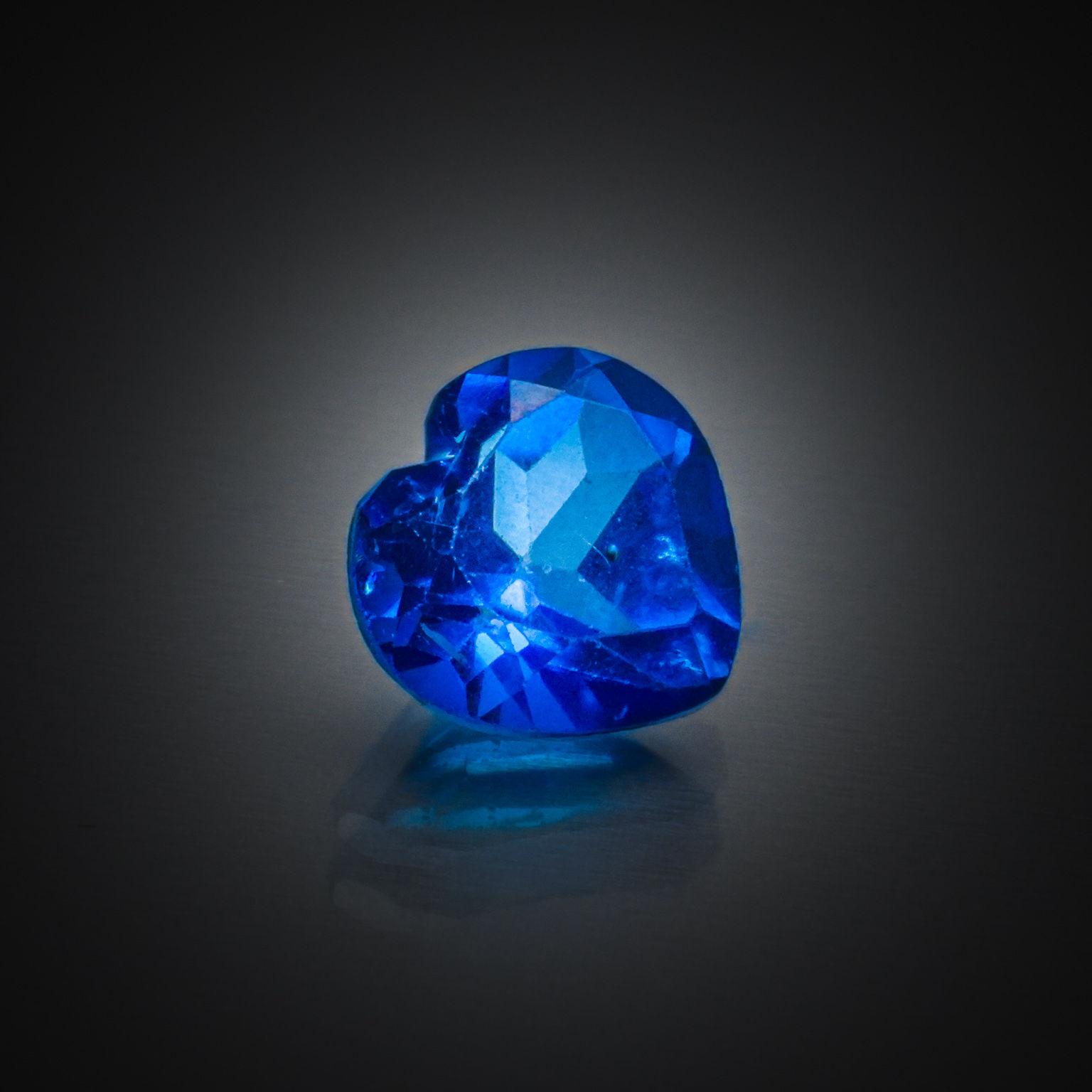 Emeraude rectangulaire à pans coupés sur papier. - Lazuli