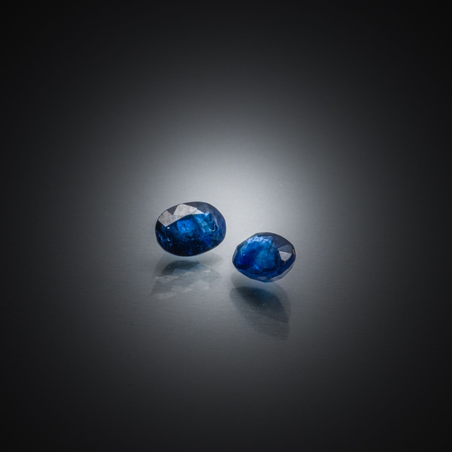 Saphir étoilé ovale cabochon sur papier. - Lazuli