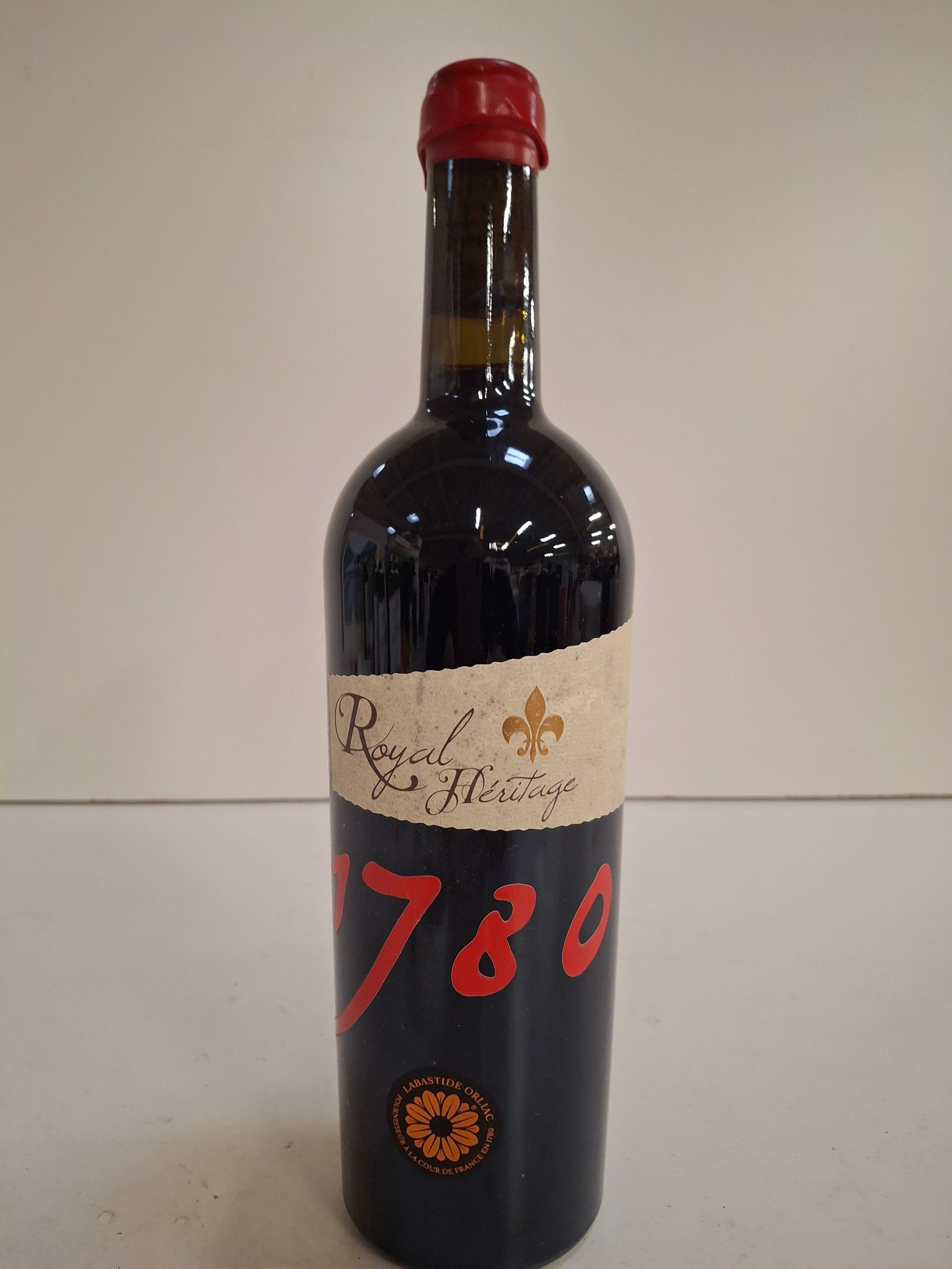Rare Bouteille Royal Héritage 1780 Labastide orliac fournisseur à la tour de France en 1780 fait à Versailles le 11 Juin 1780, bouchon ciré état parfait - Lazuli