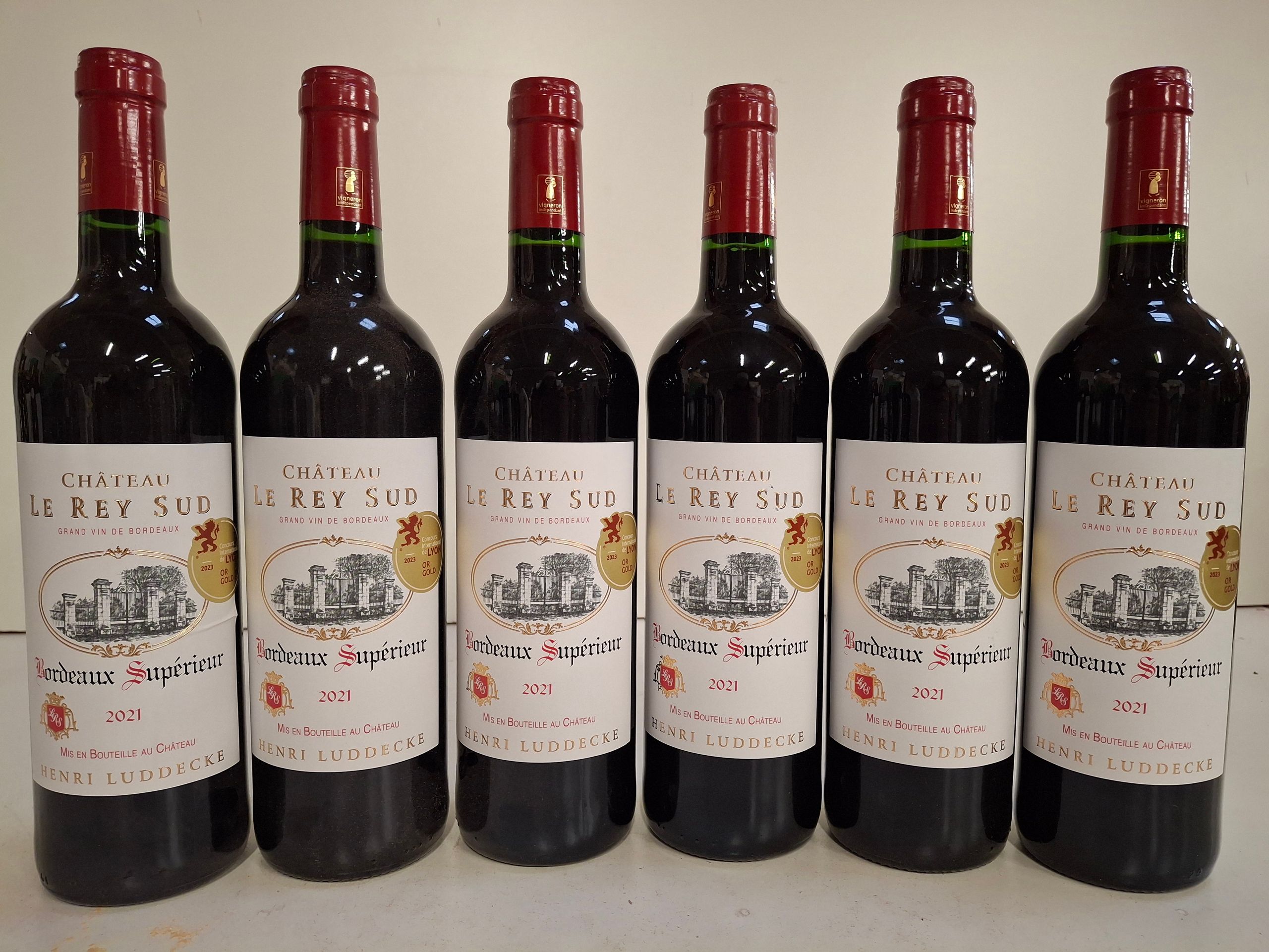 Lot de 2 bouteilles : 1 Château Hanteillan1983 Haut Médoc Cru Bourgeois niveau bon, étiquette abîmée - Lazuli