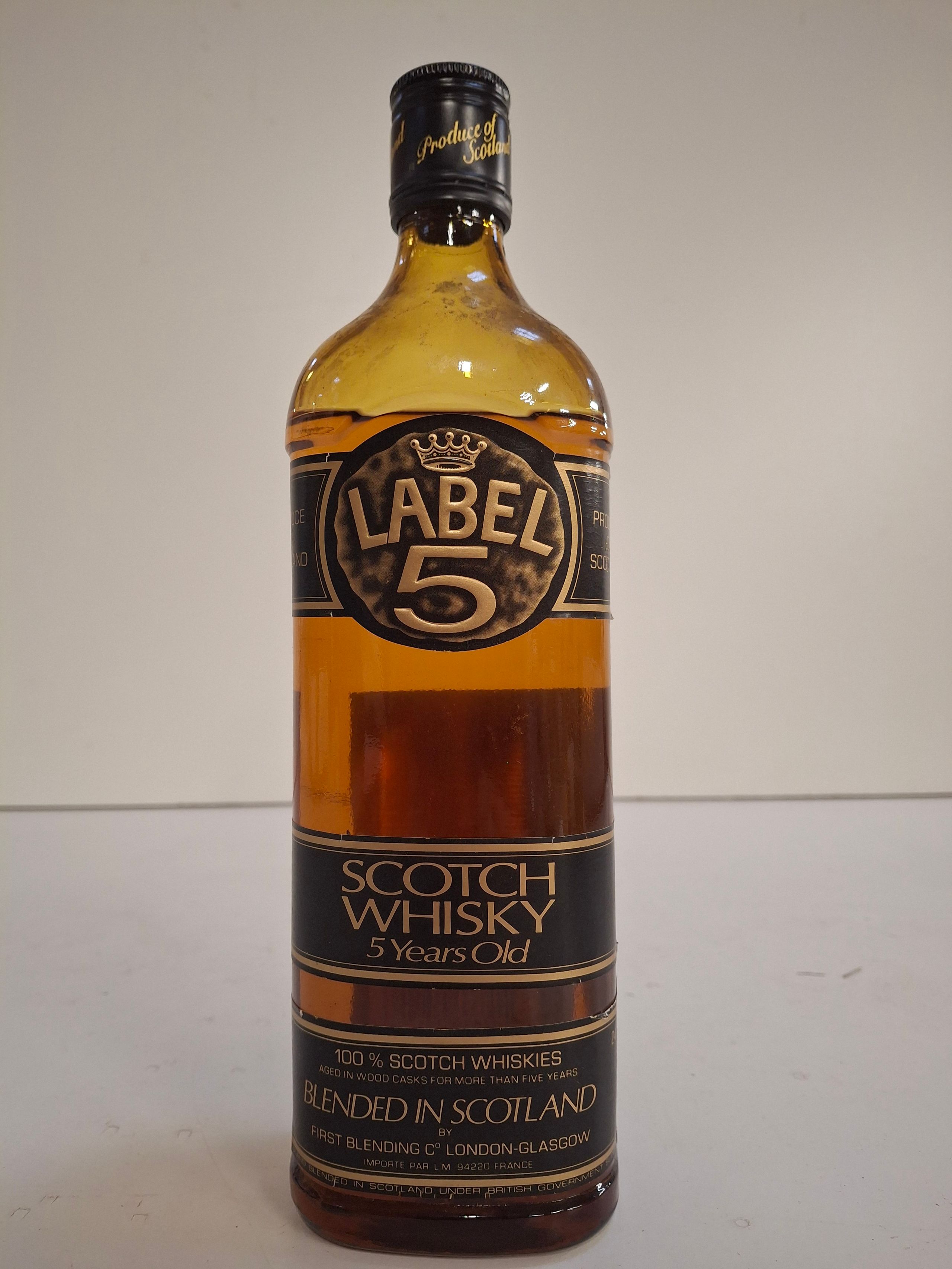 Très vieille bouteille de Scotch Whisky 5 ans d’age Blended in scotland Label 5, très basse épaule, bouteille jamais ouverte malgré son niveau - Lazuli