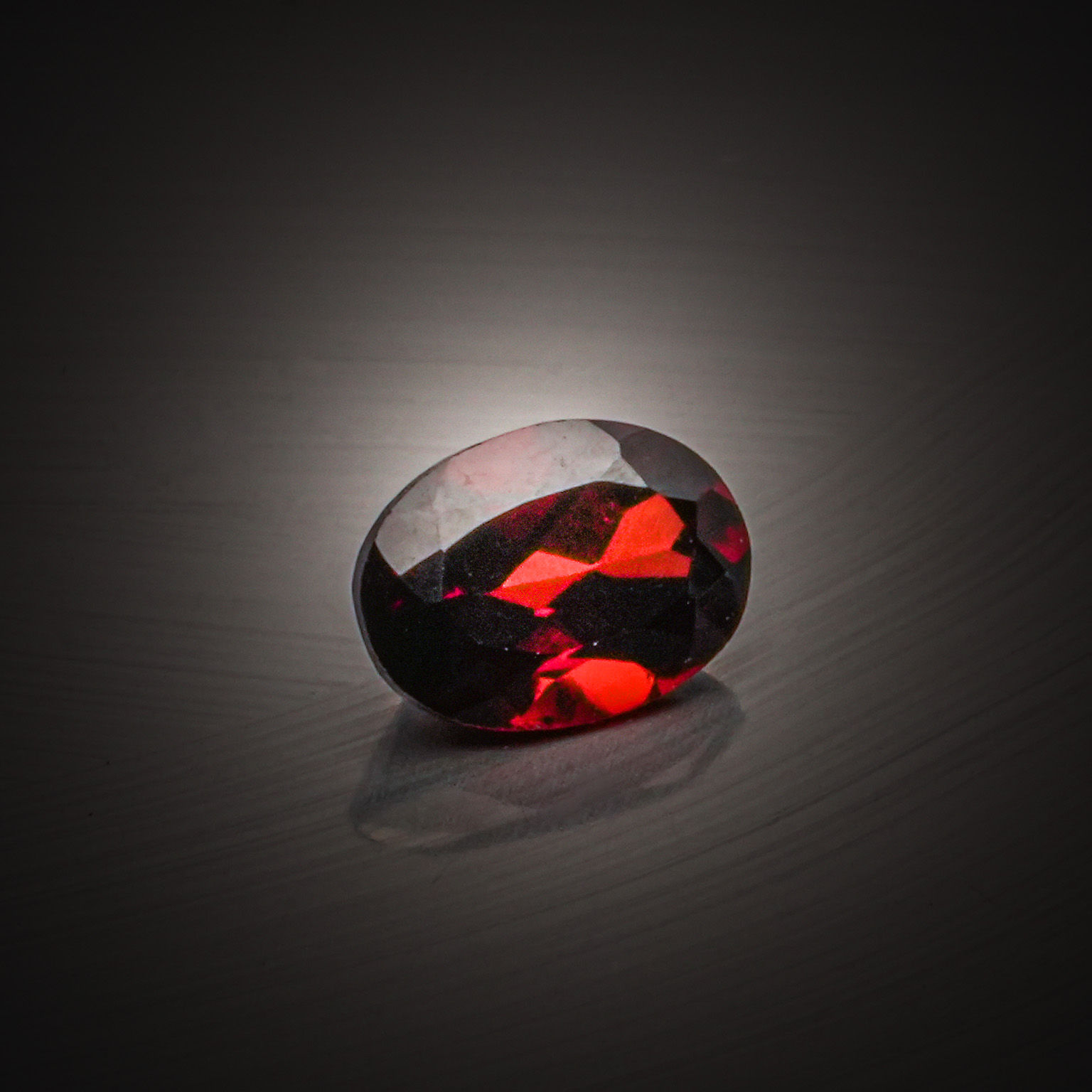 Grenat spessartite ovale sur papier. - Lazuli
