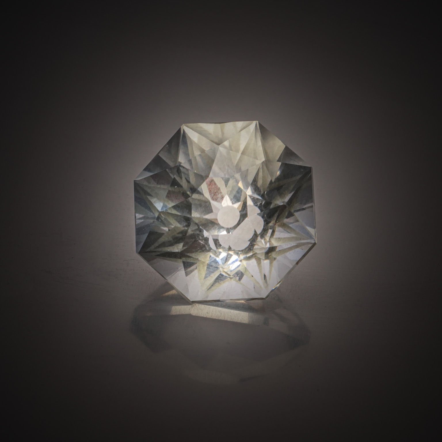 Grenat spessartite ovale sur papier. - Lazuli