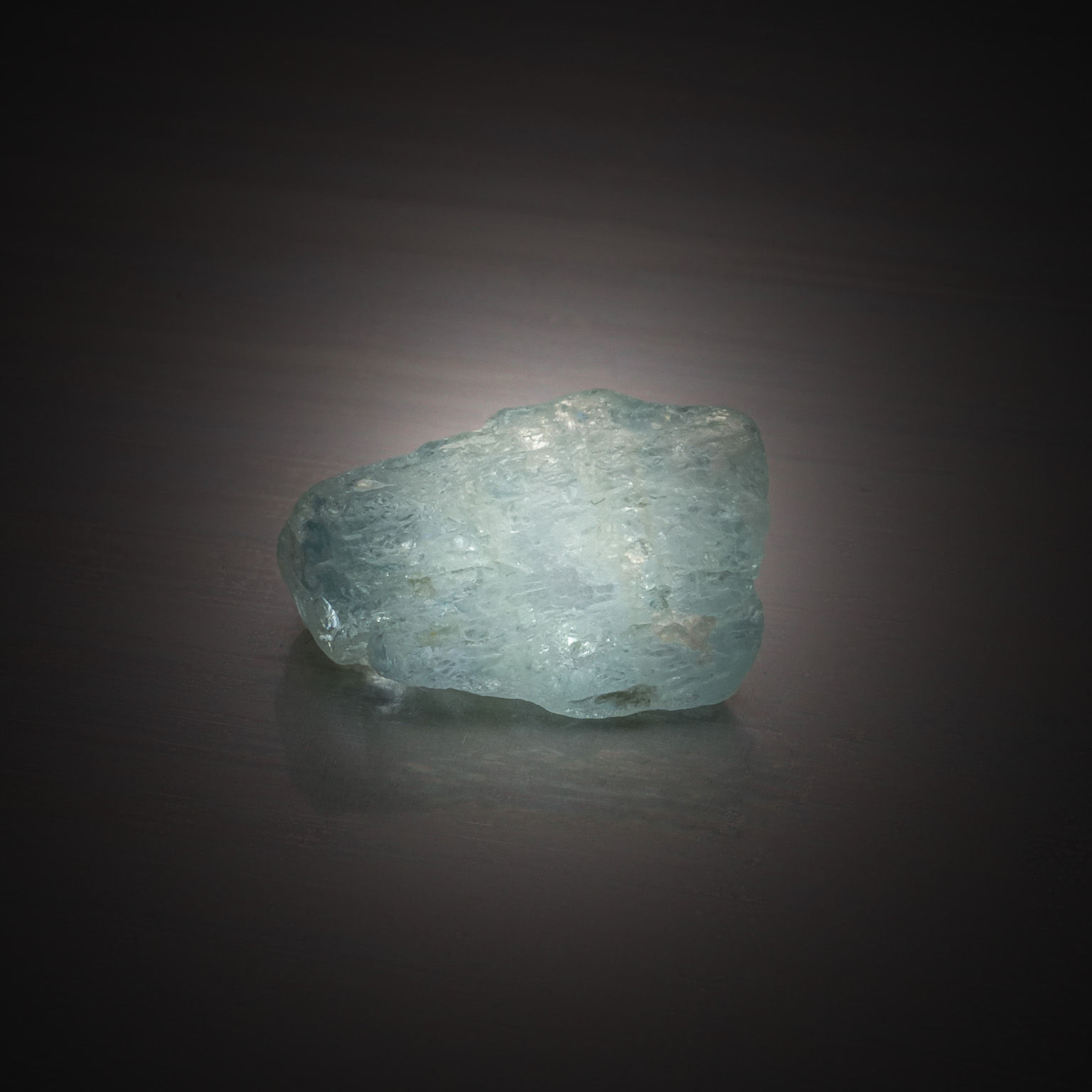 Cristal de roche rond sur papier. - Lazuli
