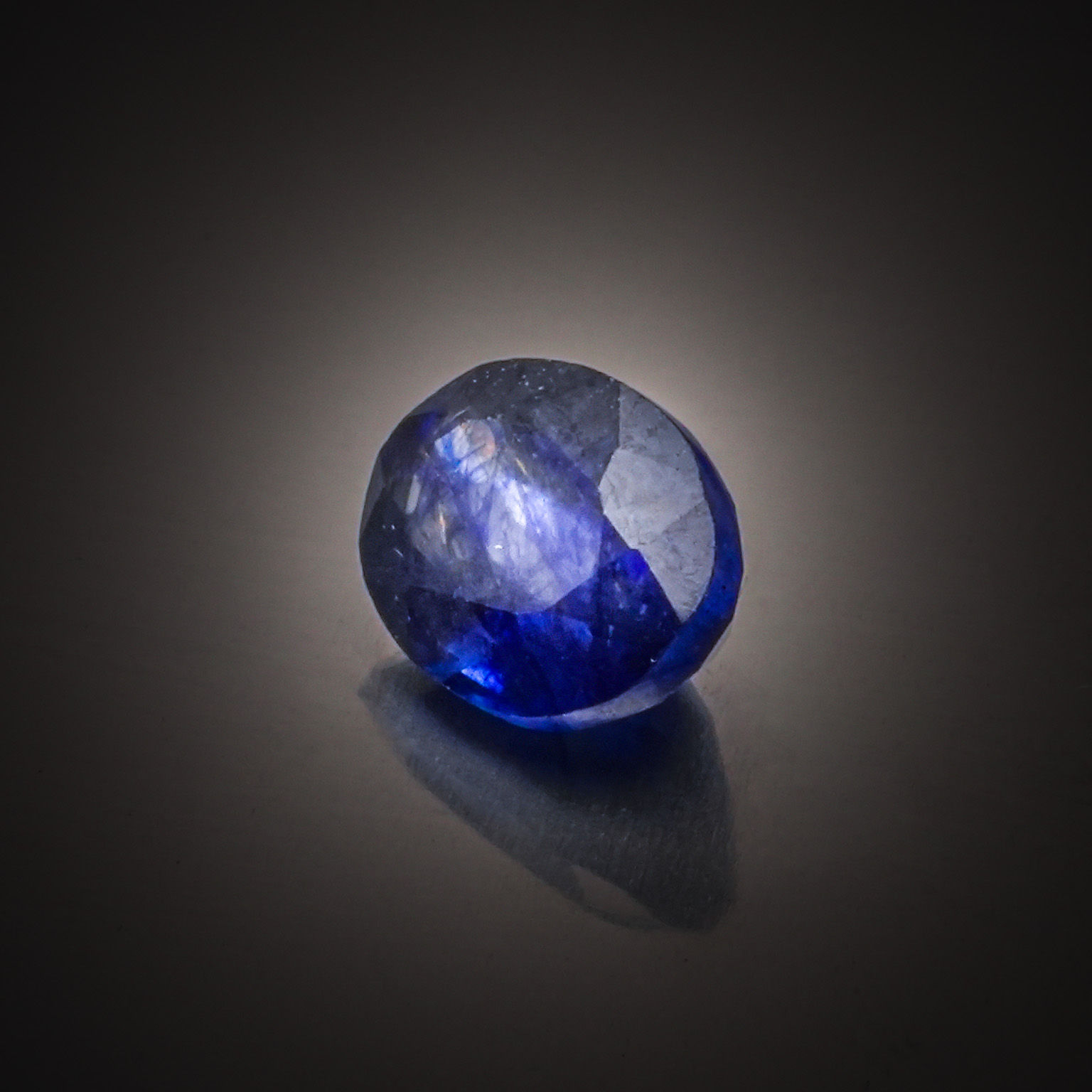 Saphir étoilé ovale cabochon sur papier. - Lazuli