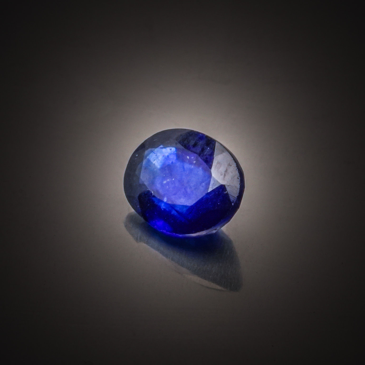 Saphir étoilé ovale cabochon sur papier. - Lazuli
