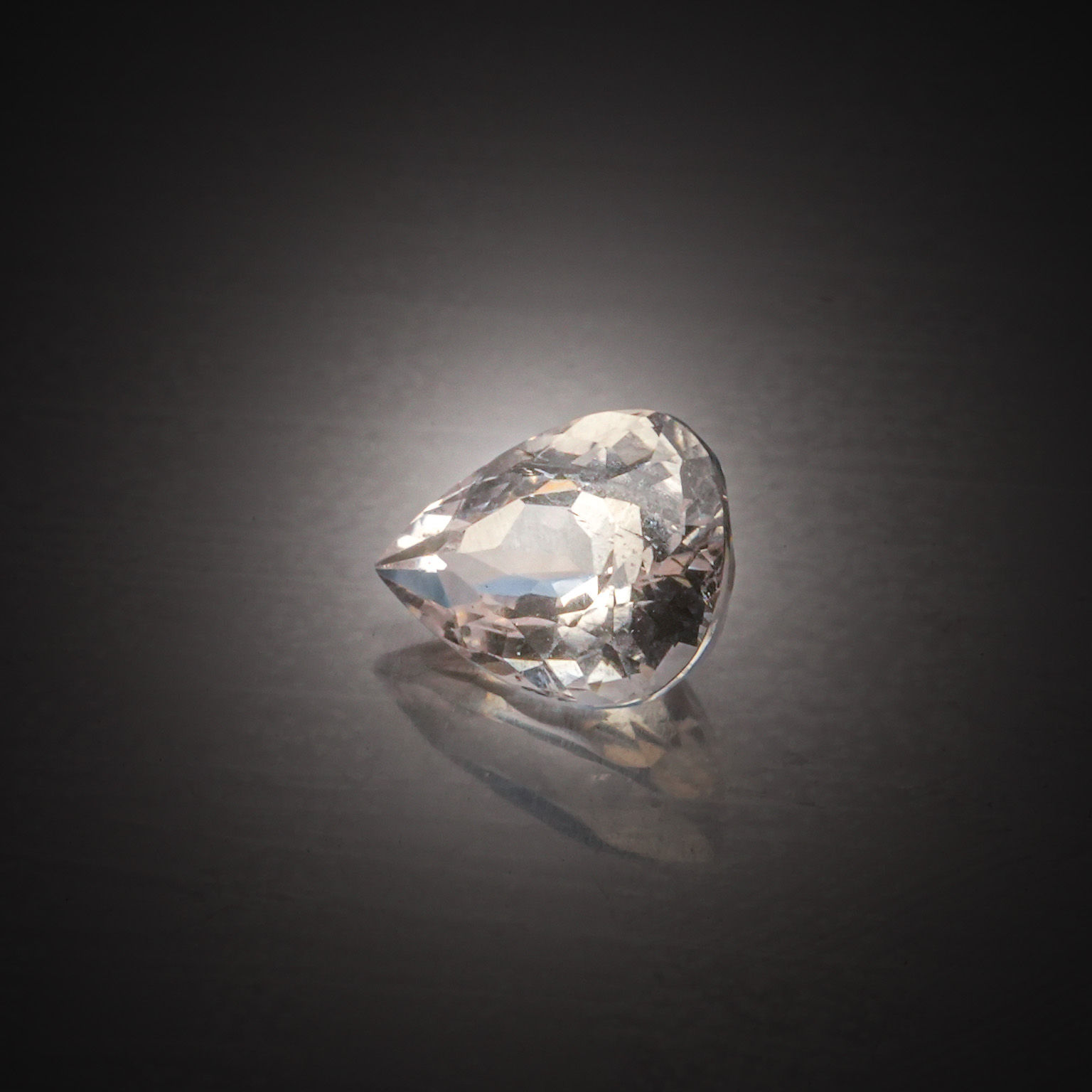 Zircon champagne ovale sur papier. - Lazuli