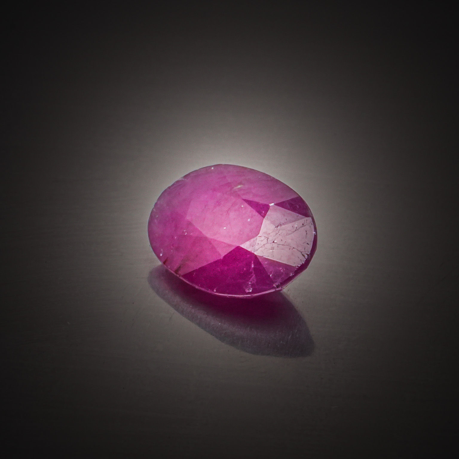 Rubis ovale sur papier. - Lazuli