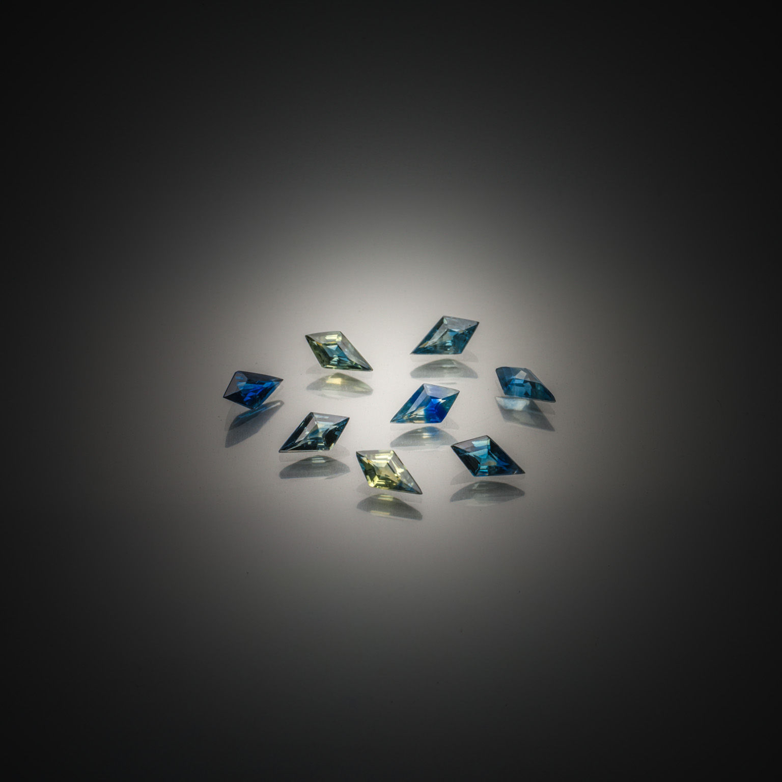 Lot de quinze saphirs poires sur papier. - Lazuli