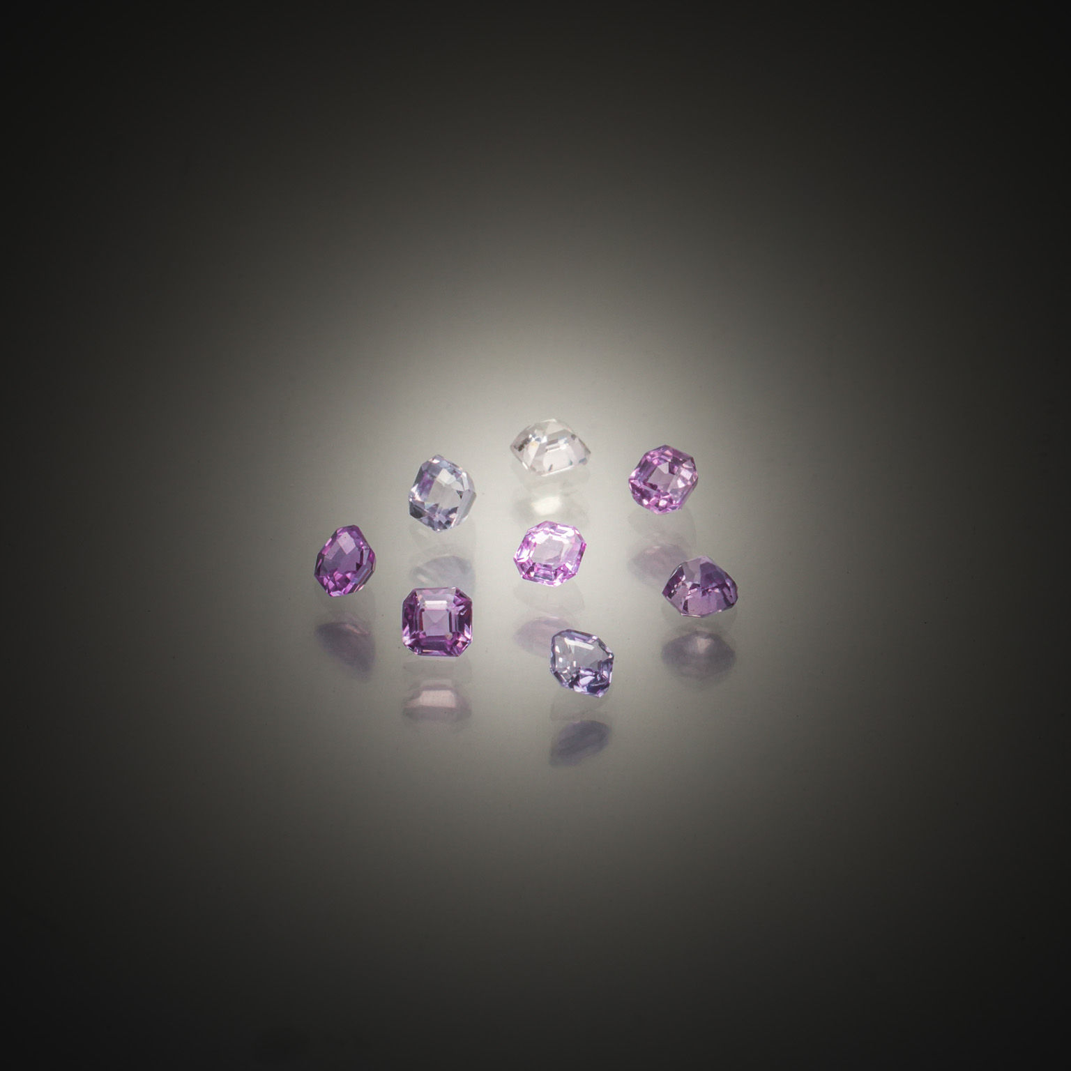 Quartz rose rond cabochon sur papier. - Lazuli