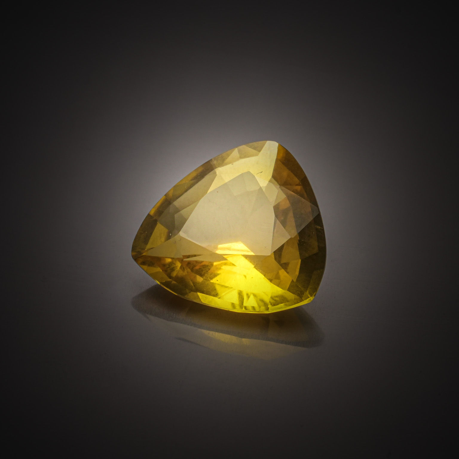 Citrine ovale sur papier. - Lazuli