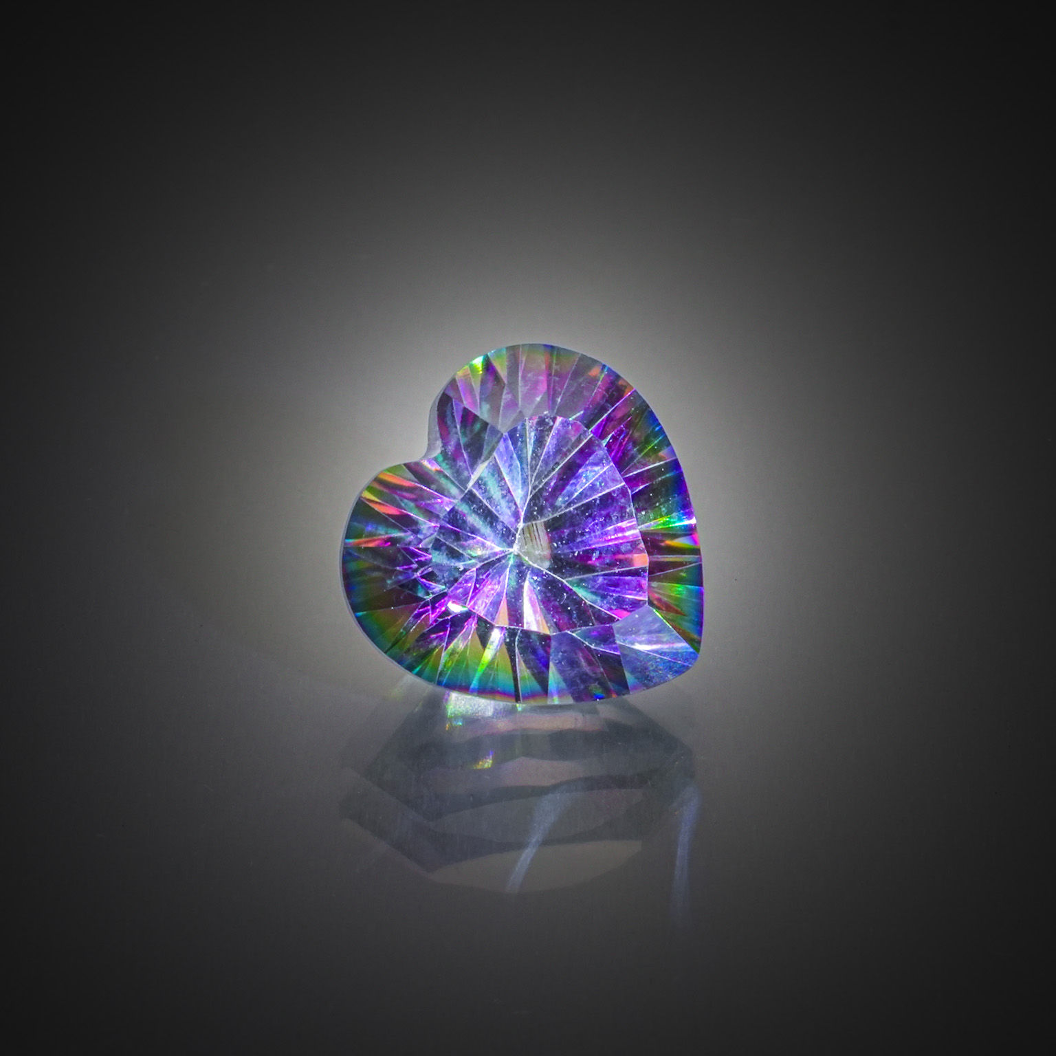 Grenat rhodolite ovale sur papier. - Lazuli