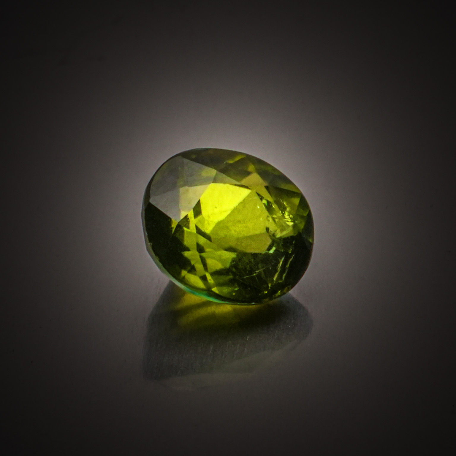 Cristal de roche rond sur papier. - Lazuli