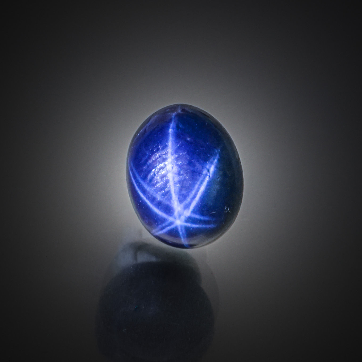 Quartz lemon ovale sur papier. - Lazuli