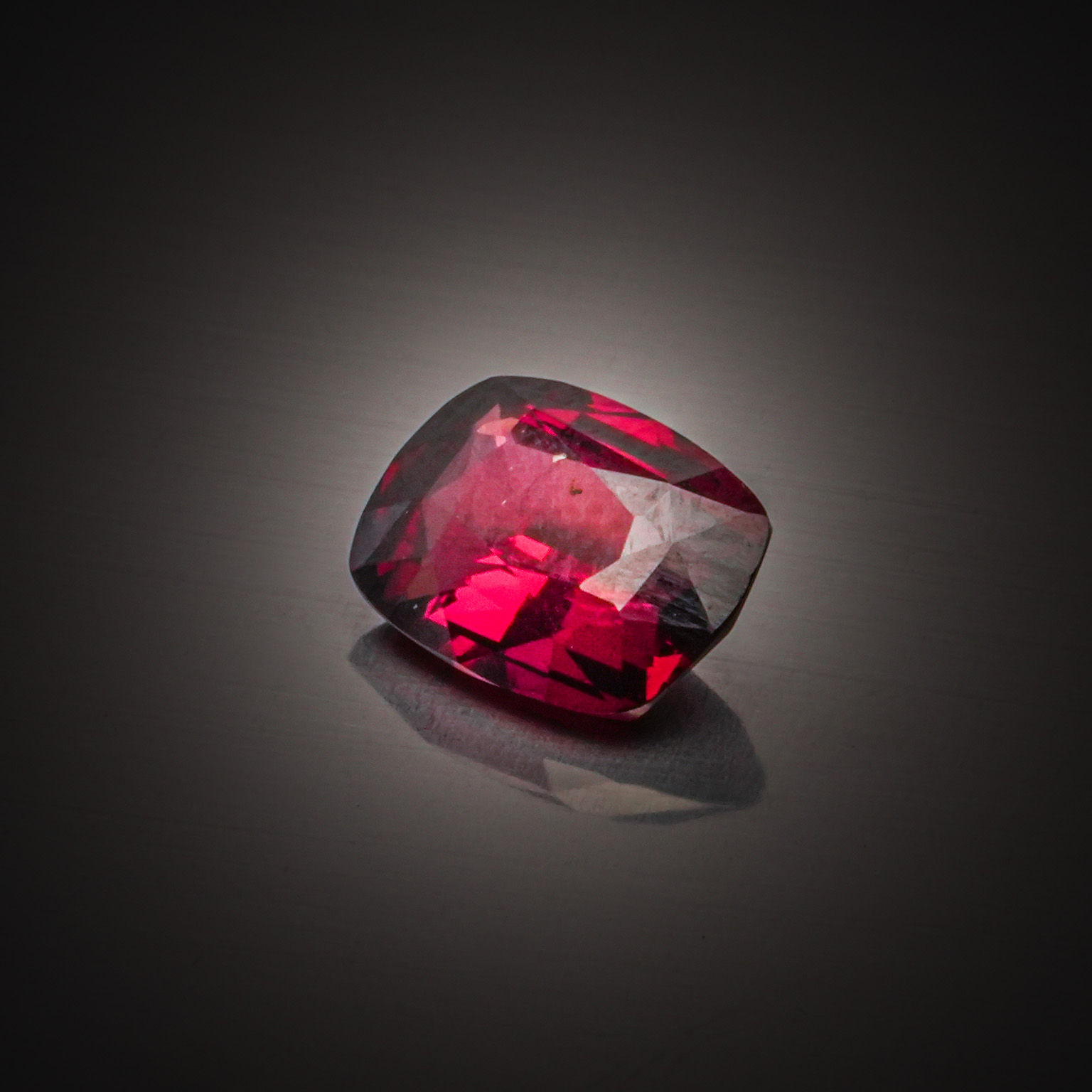 Zircon champagne ovale sur papier. - Lazuli