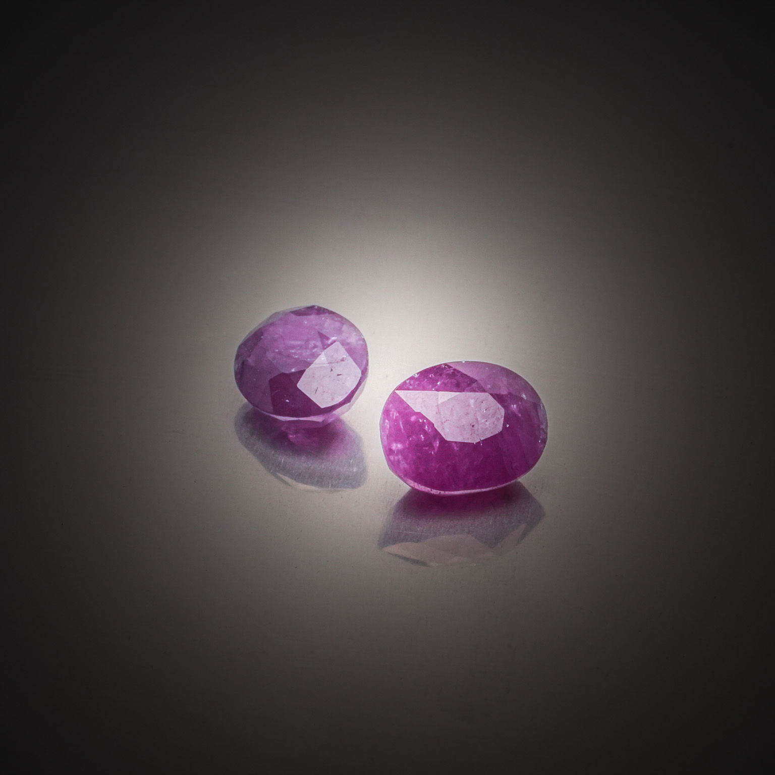 Grenat rhodolite ovale sur papier. - Lazuli