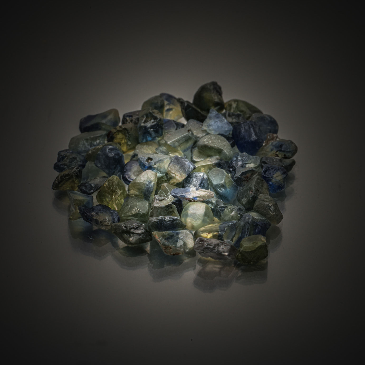 Lot de trois sphènes ovales sur papier. - Lazuli