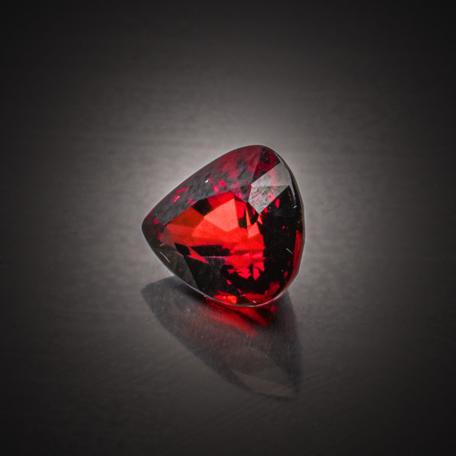Grenat rhodolite ovale sur papier. - Lazuli
