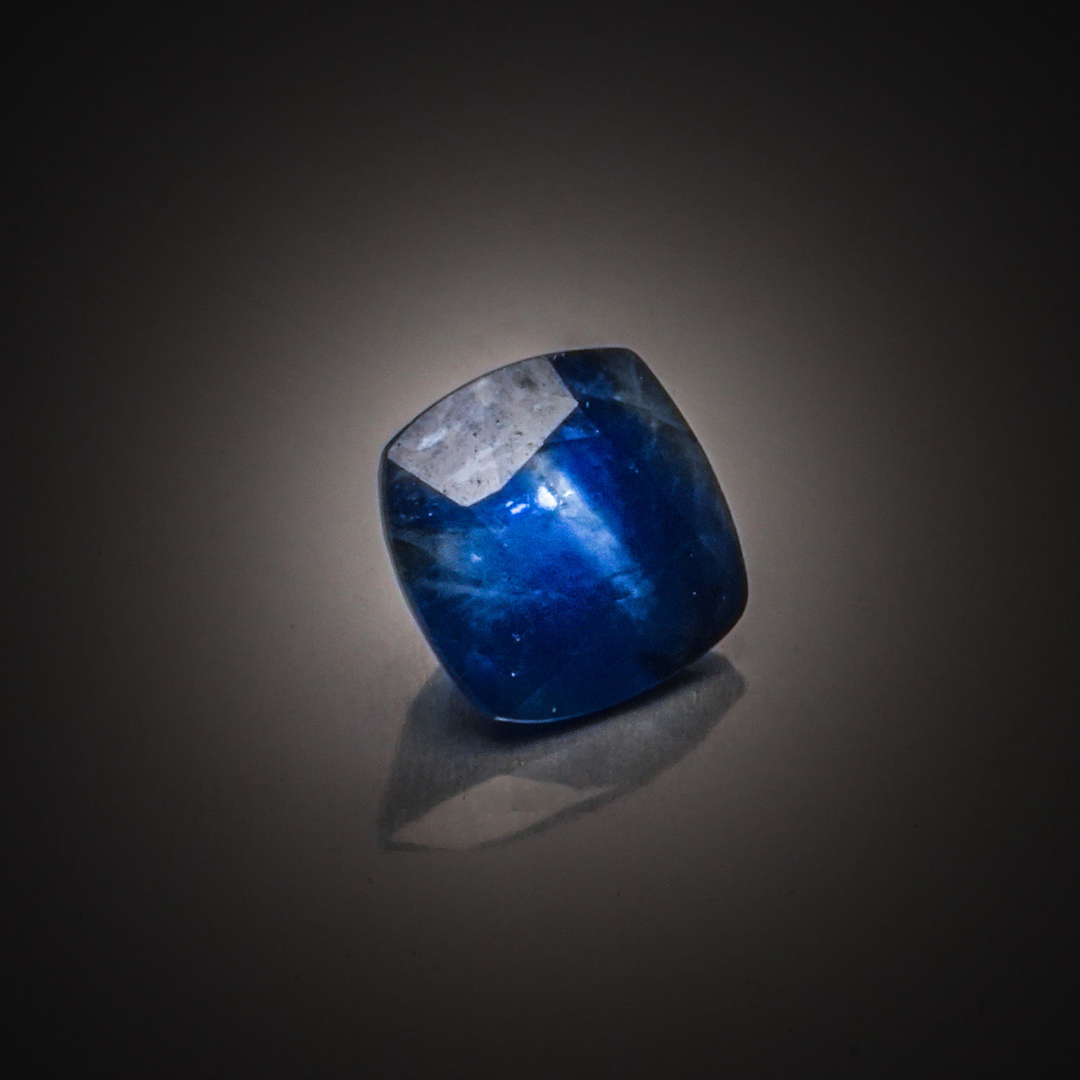 Quartz lemon briolette sur papier. - Lazuli