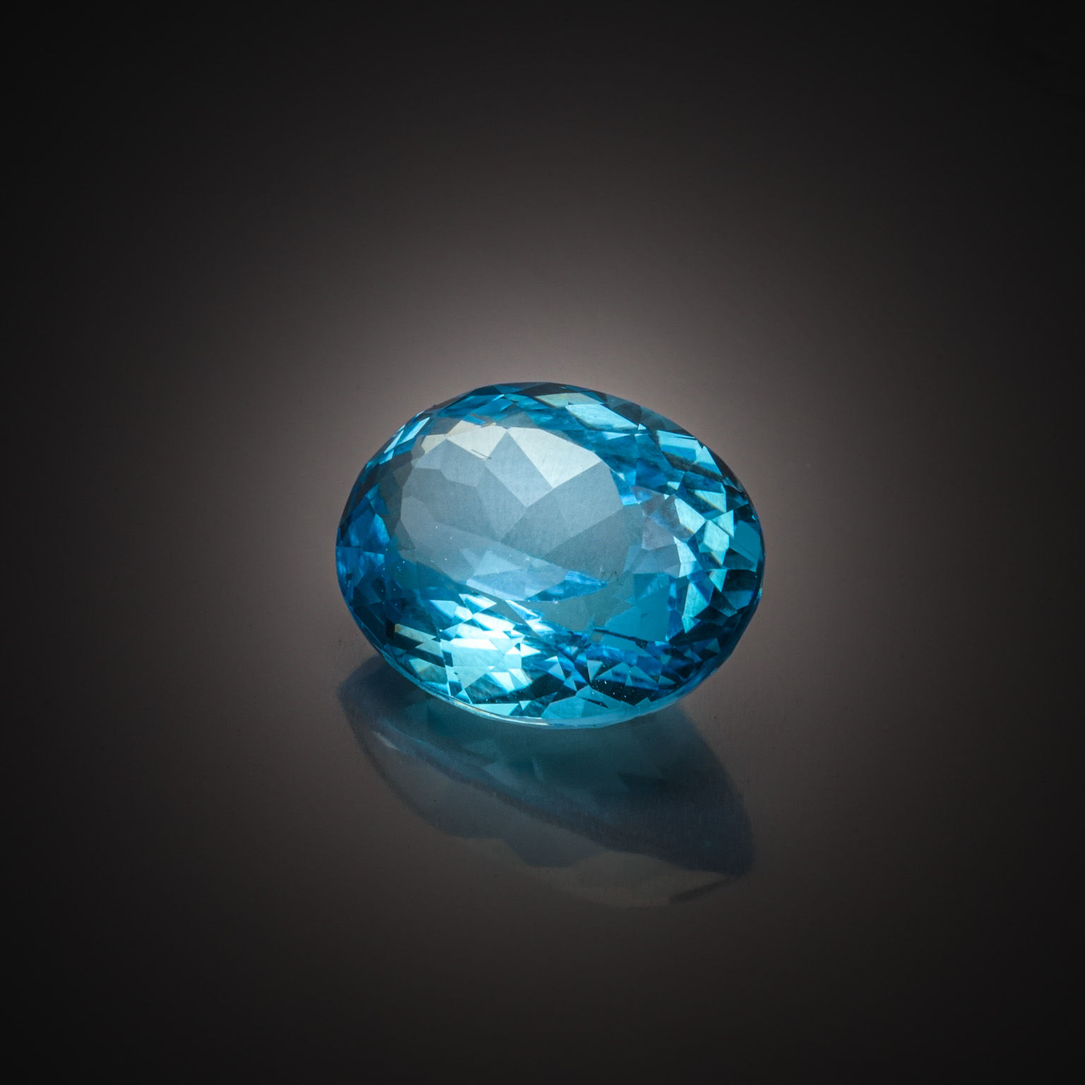 Saphir étoilé ovale cabochon sur papier. - Lazuli