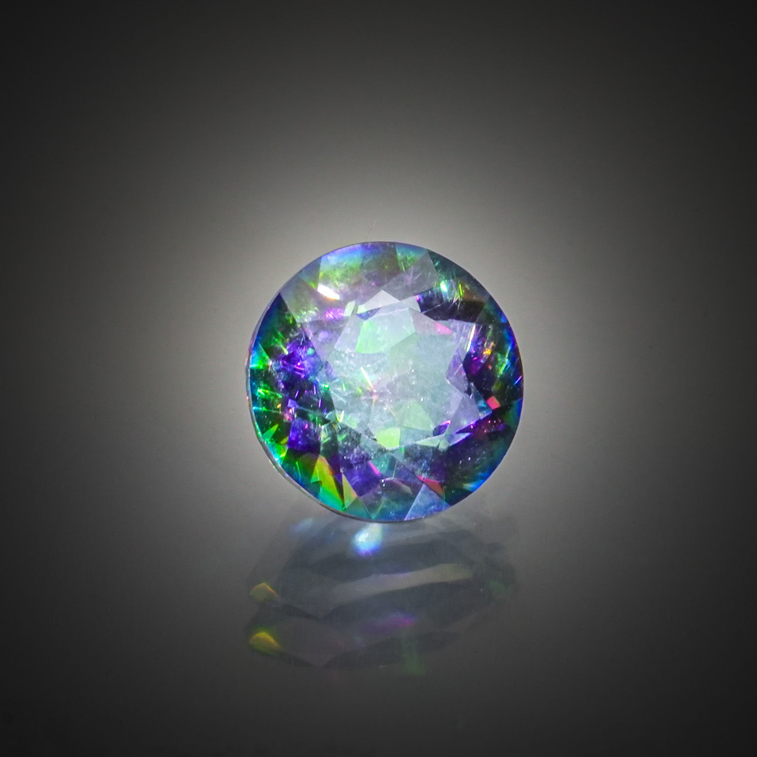 Grenat rhodolite ovale sur papier. - Lazuli