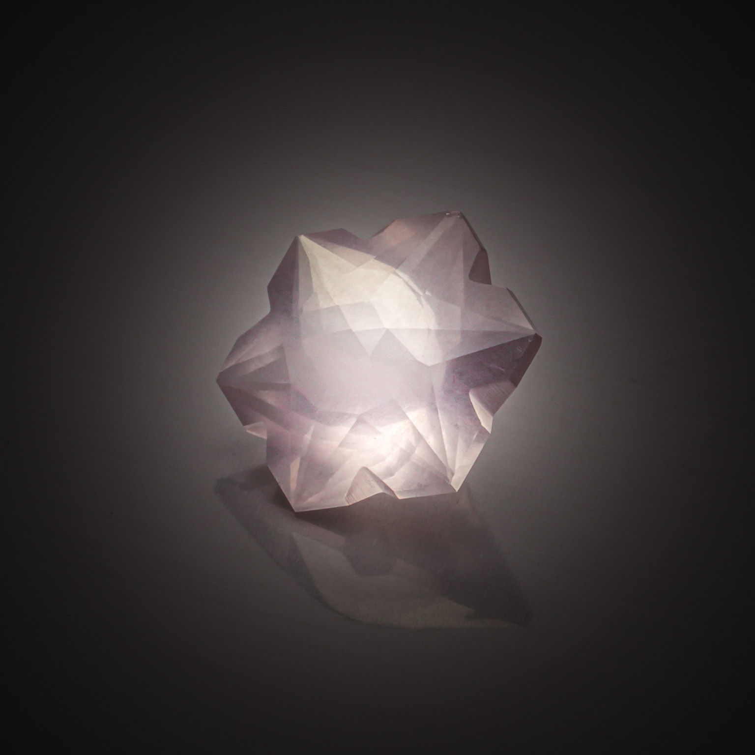 Saphir ovale sur papier. - Lazuli