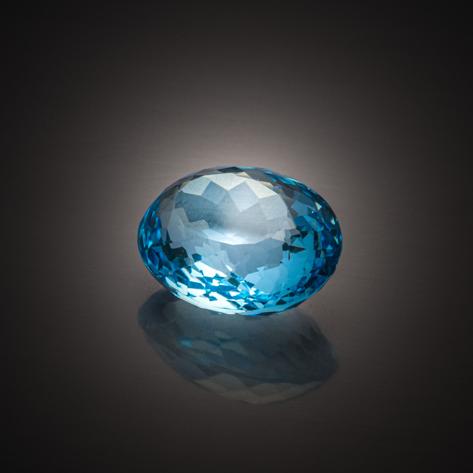 Saphir jaune ovale sur papier. - Lazuli