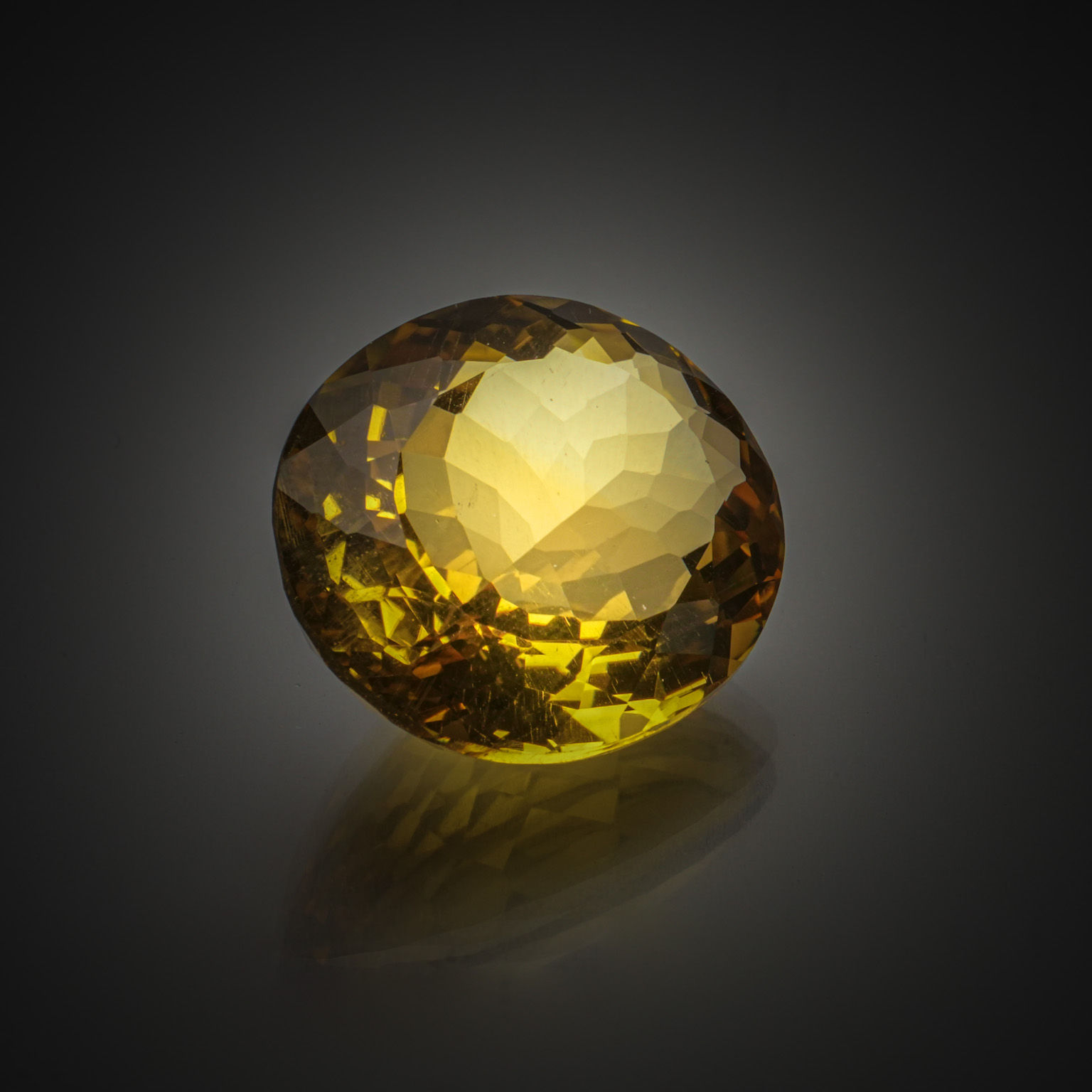 Cristal de roche rond sur papier. - Lazuli