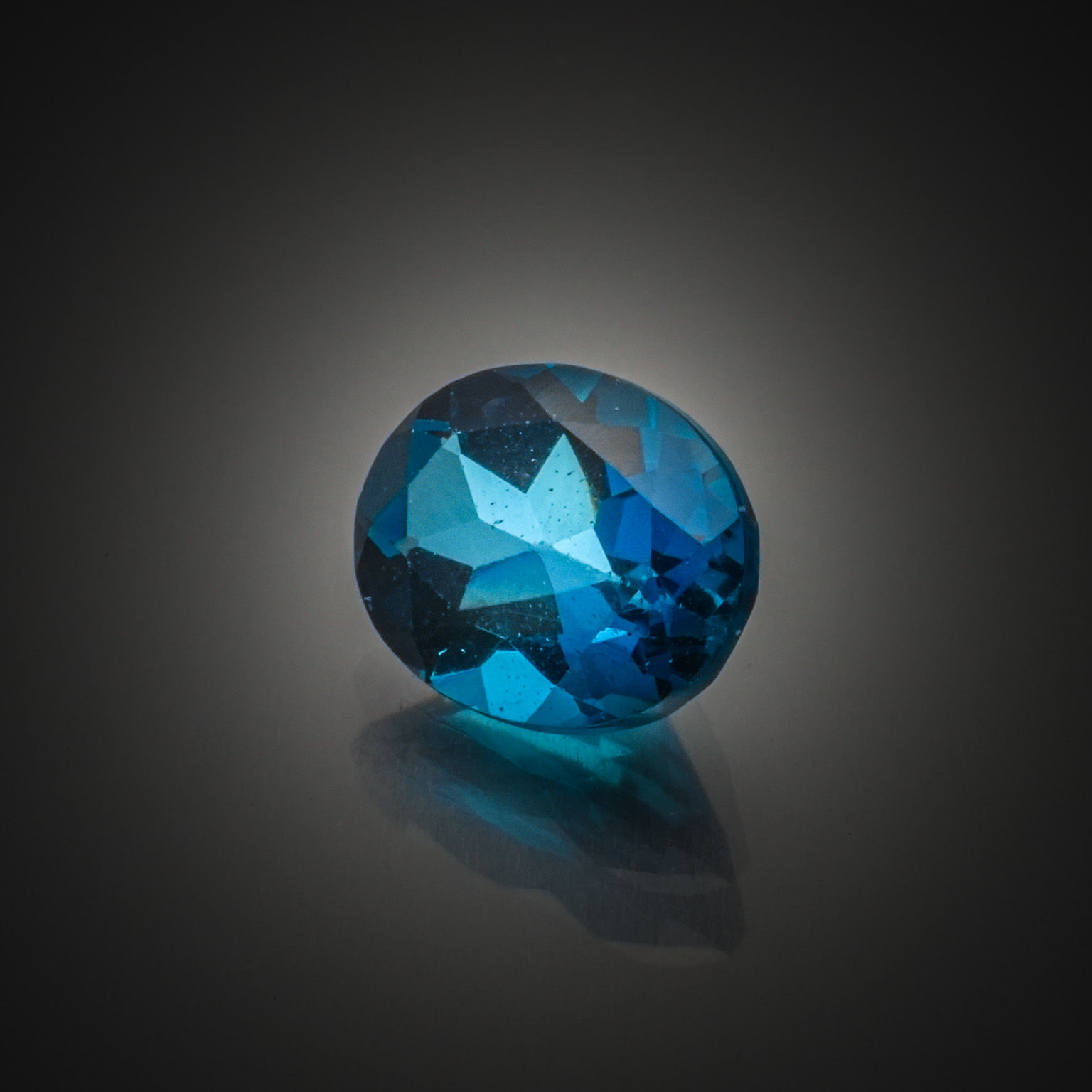 Lot de cinq grenats spessartites ovales et poire sur papier. - Lazuli