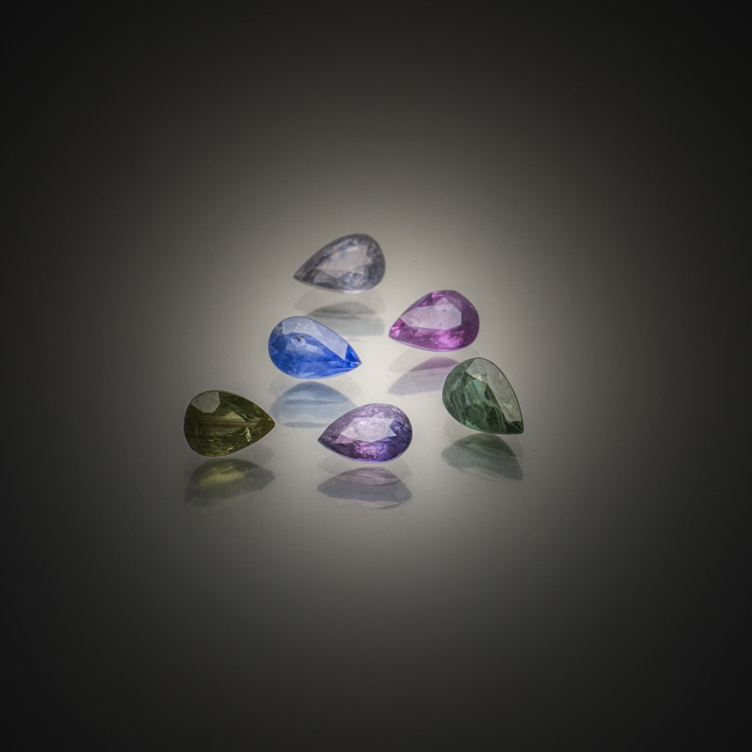 Cristal de roche octogonal sur papier. - Lazuli