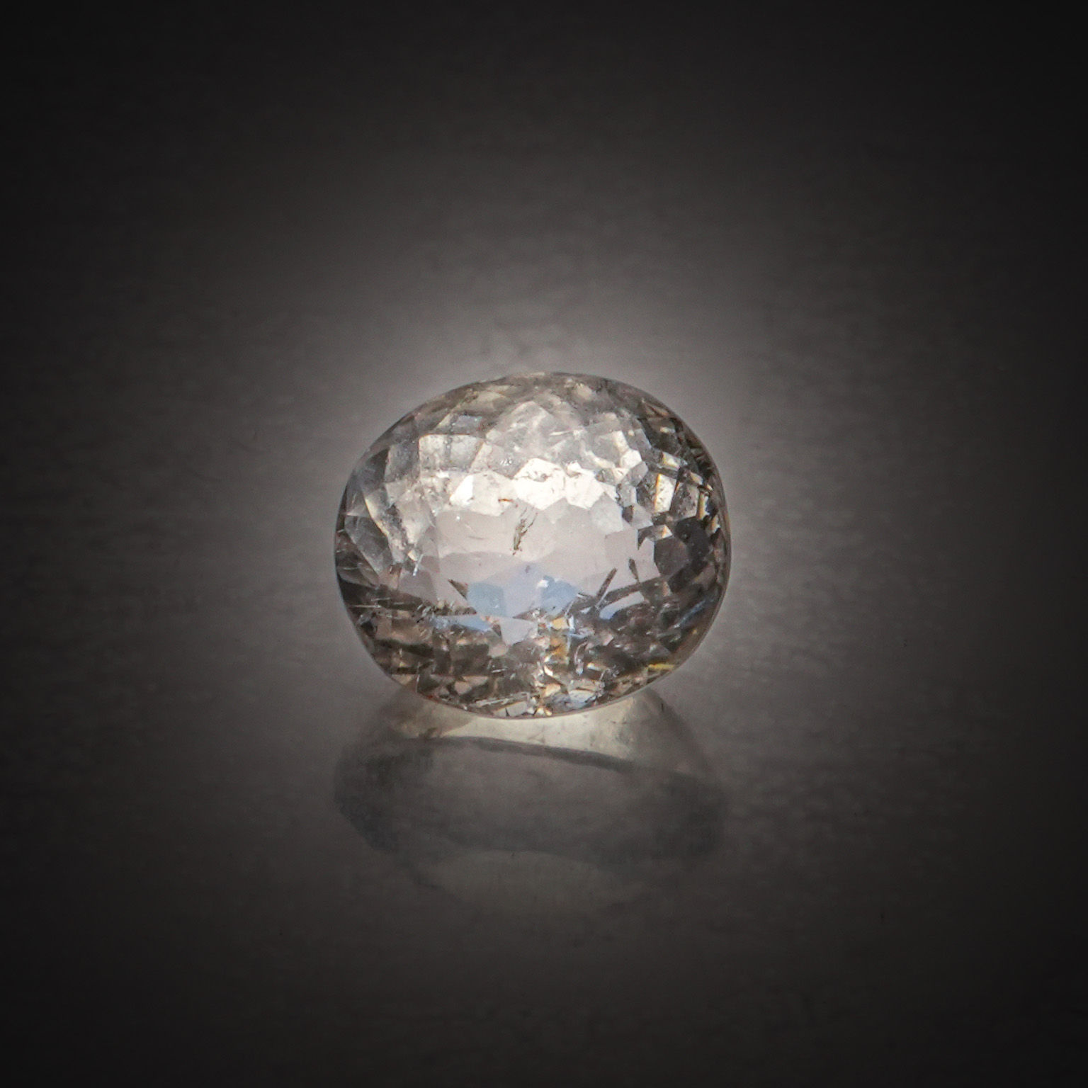 Morganite ovale sur papier. - Lazuli
